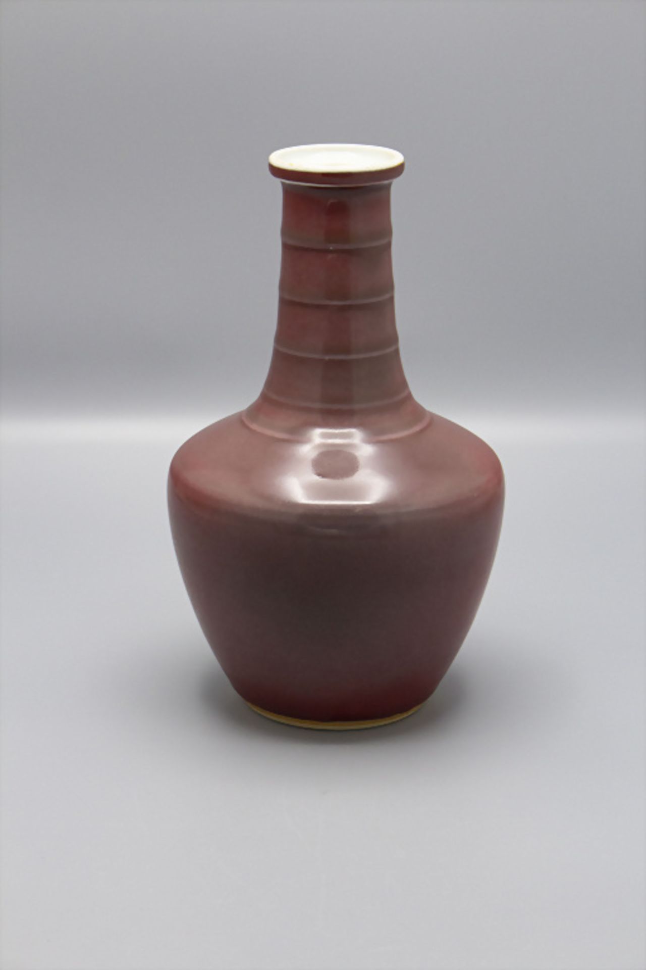Ochsenblut Langhalsvase / A long neck vase 'Sang de boeuf', China - Bild 2 aus 4