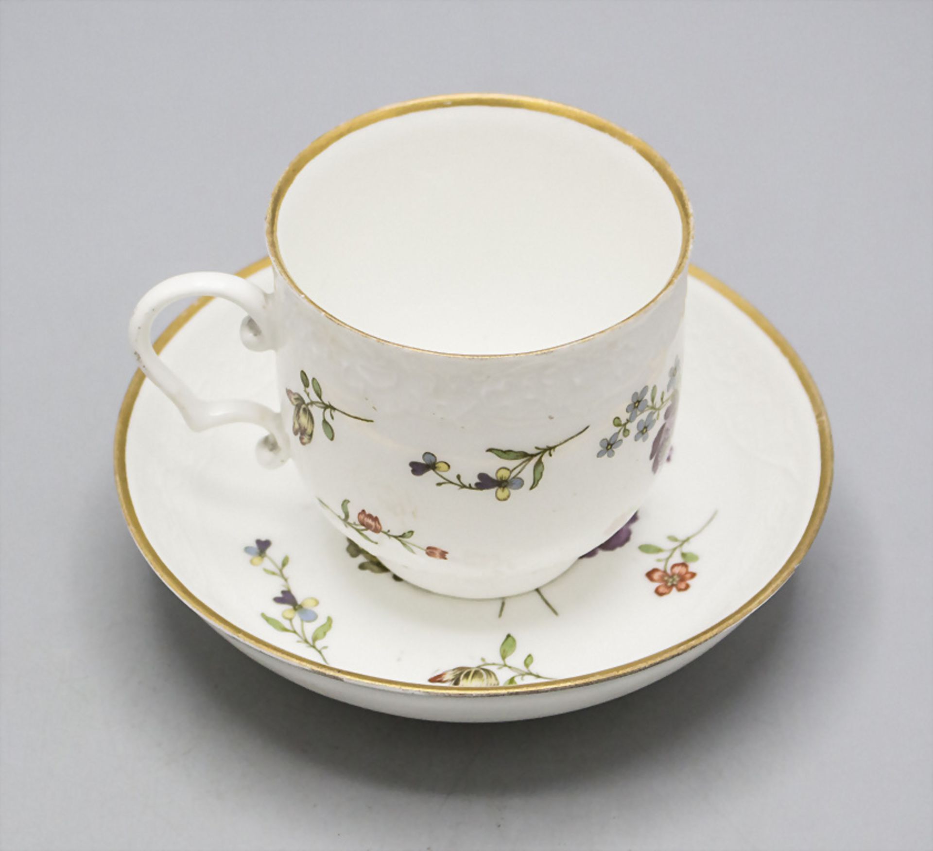 Tasse und Untertasse mit seltener Blumenmalerei / A cup and saucer with rare flower paintings, ...