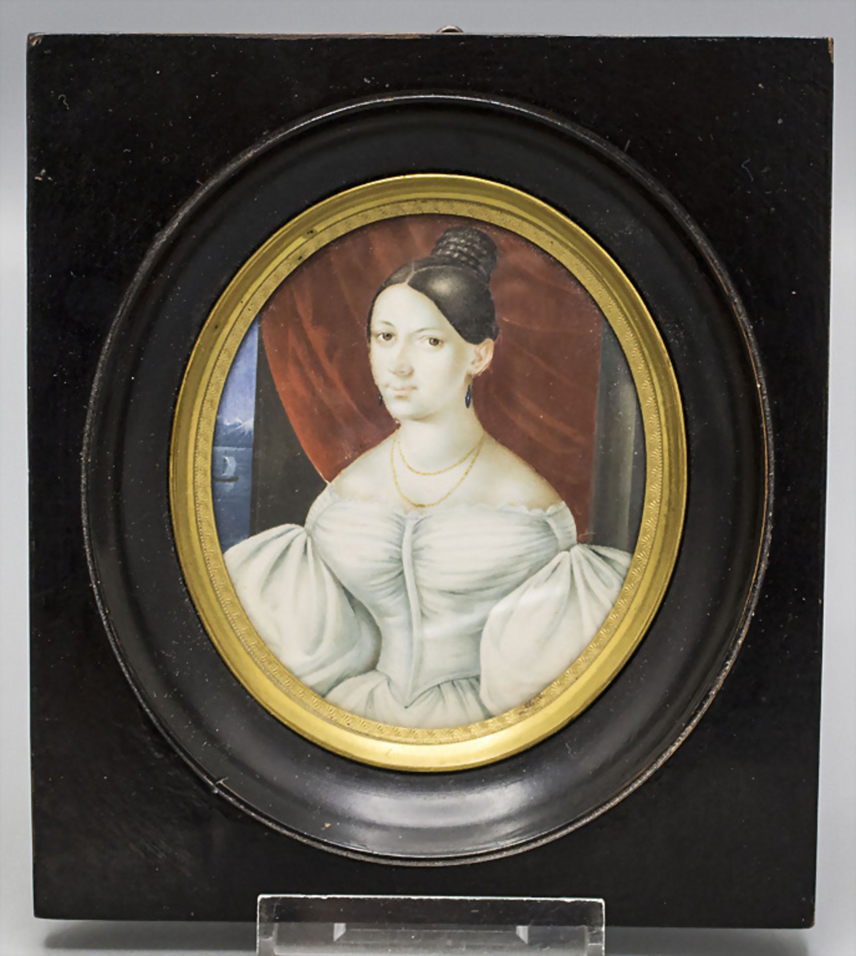 Miniatur Porträt einer jungen Frau am Fenster / A miniature portrait of a young woman near a ...