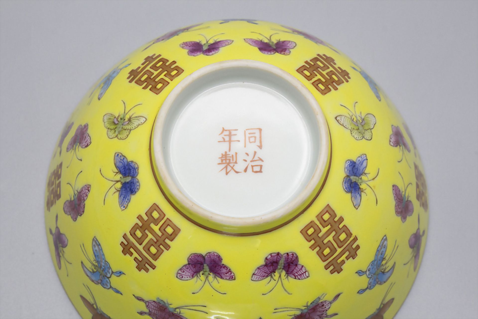 Gelbe Schale mit Schmetterlingsdekor / A yellow bowl with butterfly decor, China, Qing-Zeit, ... - Image 3 of 3