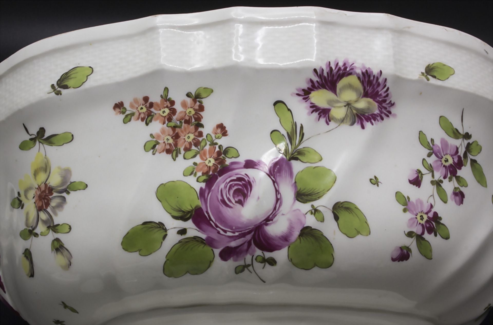 Große Deckelterrine mit Blumenmalerei / A covered tureen with flowers, Wien, 2. Hälfte 18. Jh. - Bild 3 aus 14