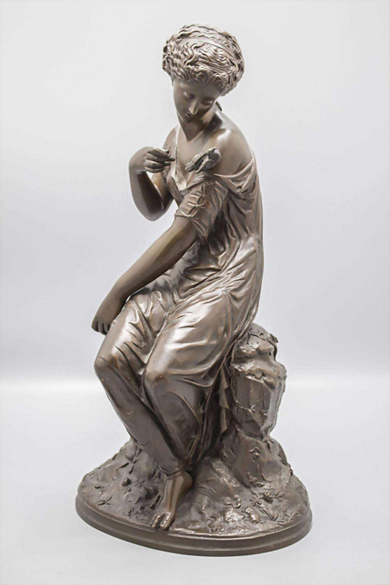 Bronzeskulptur 'Mädchen mit Vogel' / A bronze sculpture of a girl with a bird, Frankreich, um 1880 - Image 2 of 8