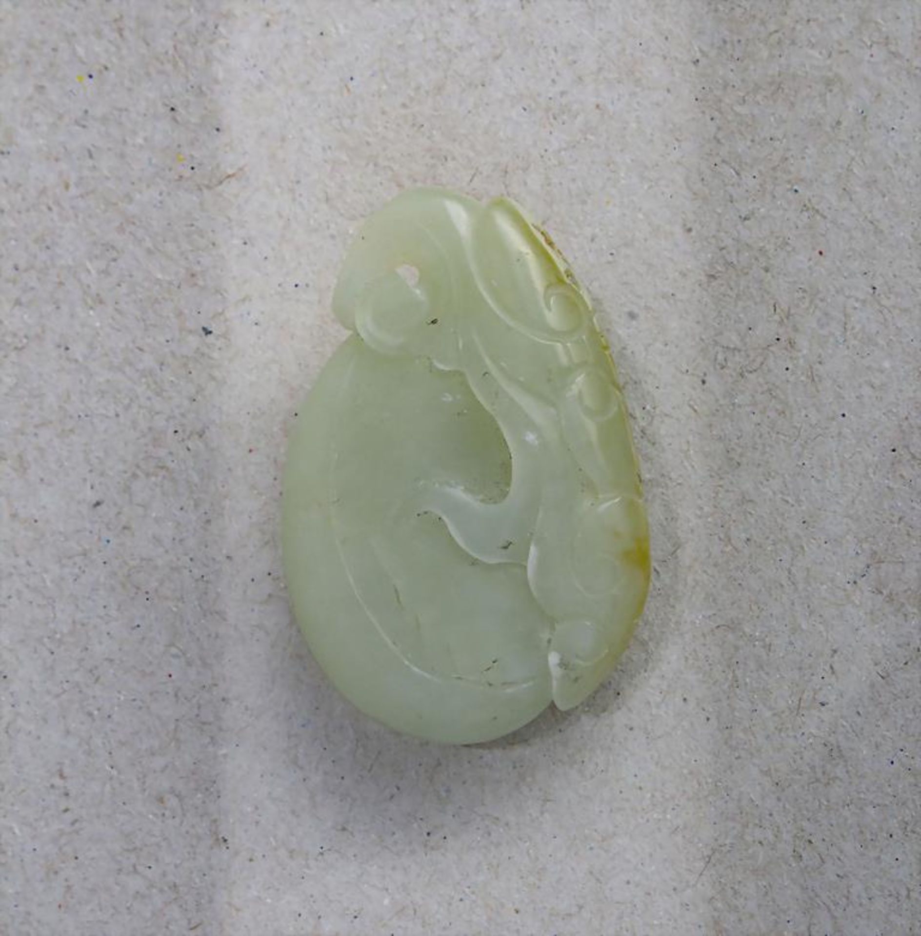 Jade Anhänger 'Flaschenkürbis' / A jade pendant 'bottle gourd', China, Qing-Zeit, 19.-20. Jh. - Bild 2 aus 3