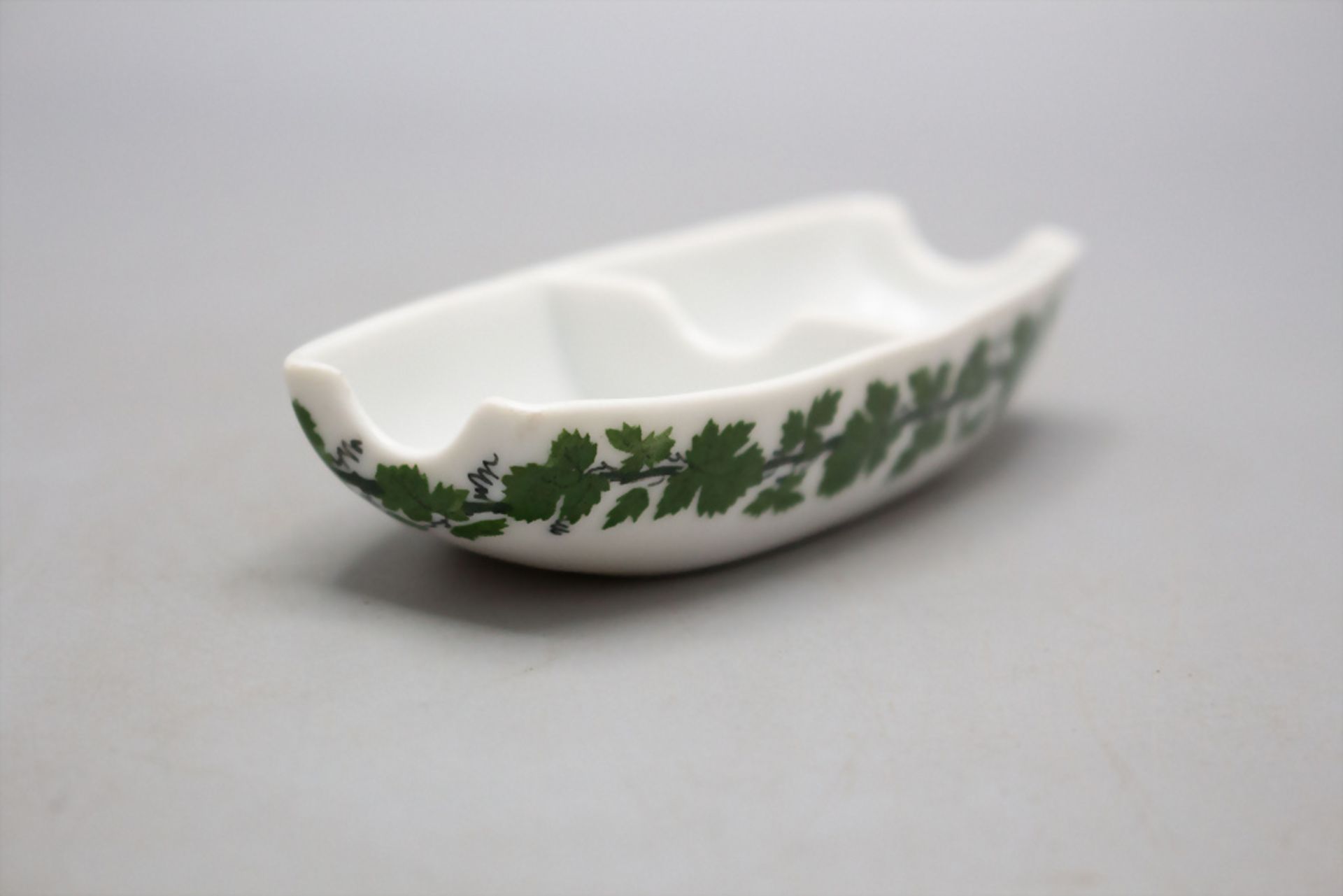 Ablageschälchen mit Weinranken / A small dish with green vine tendrils, Meissen, Mitte 19. Jh. - Bild 3 aus 4