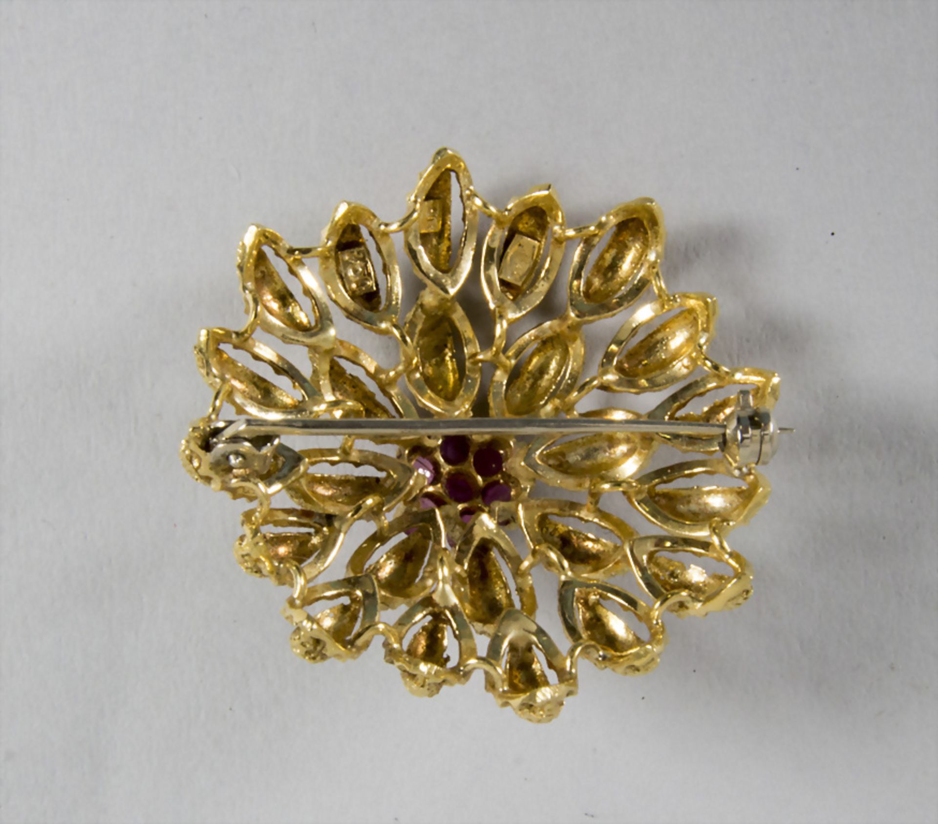 Brosche mit Rubinen / An 18 ct gold brooch with rubies, Alessandria, 1944-1968 - Bild 2 aus 2