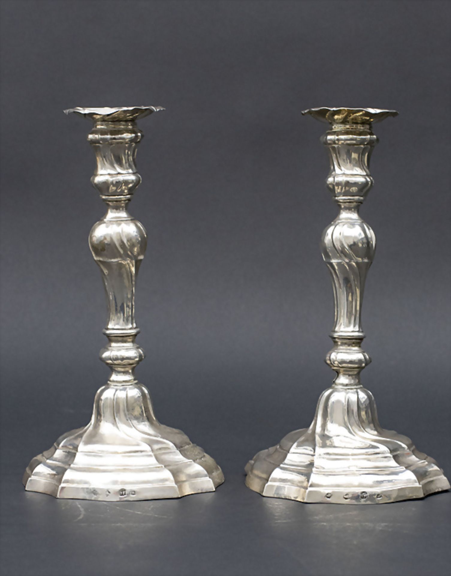 Paar Rokoko Kerzenleuchter / A pair of Rococo silver candlesticks, Belgien, 1770