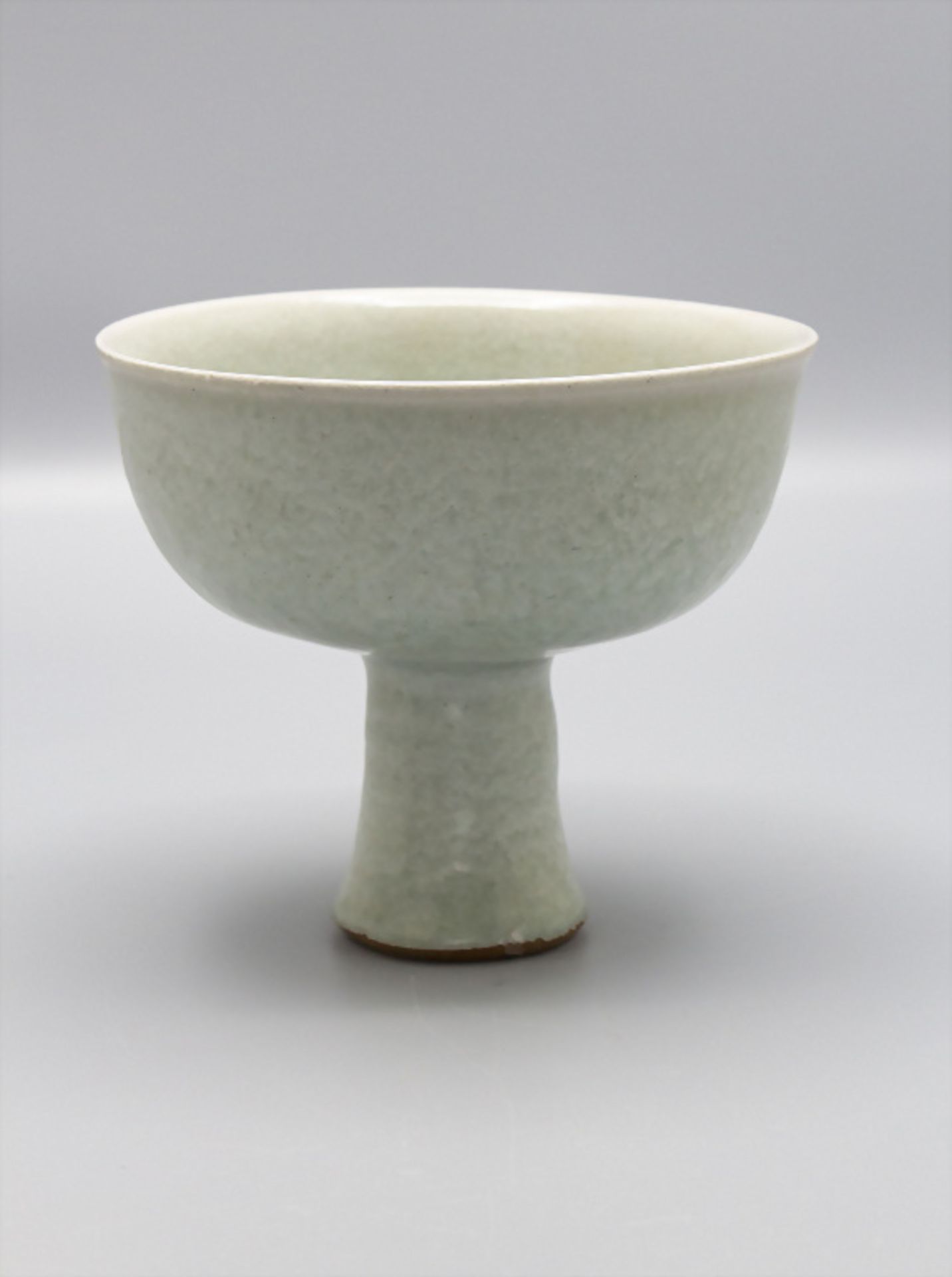 Seladon Fußbecher / A celadon footed cup 'slamp cup', China, Qing-Zeit, 19.-20. Jh. - Image 2 of 4