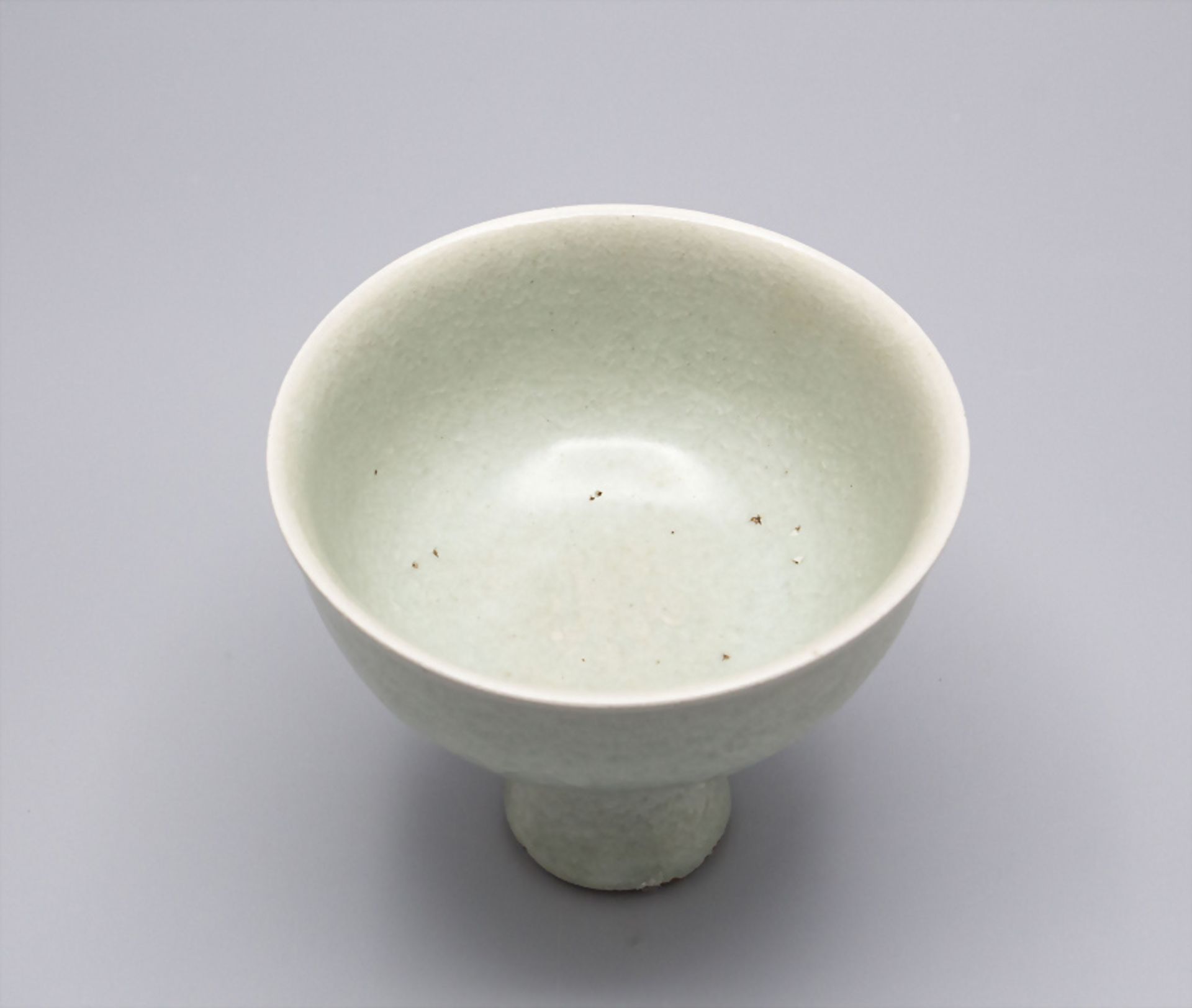Seladon Fußbecher / A celadon footed cup 'slamp cup', China, Qing-Zeit, 19.-20. Jh. - Image 3 of 4
