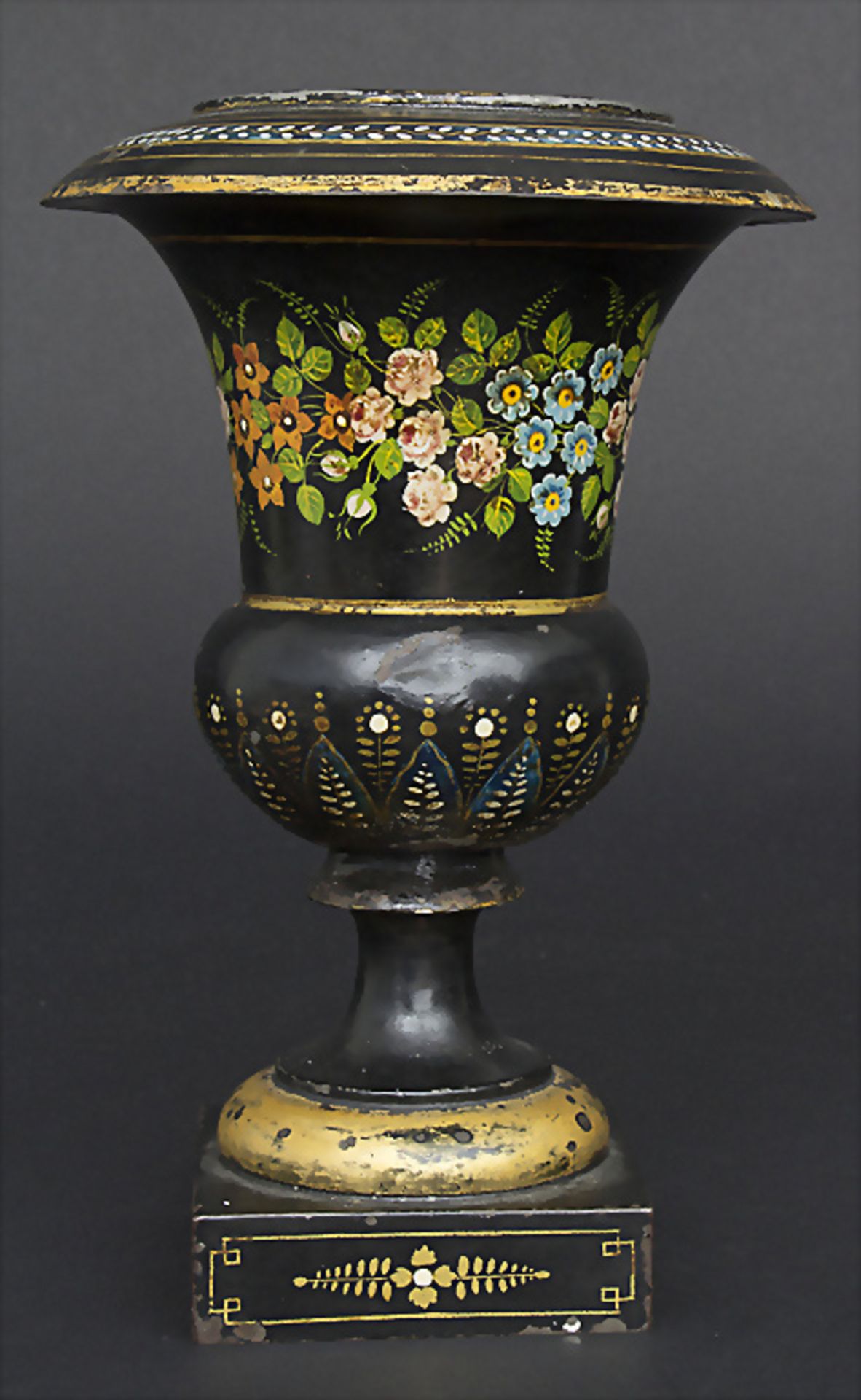 Kratervase mit Blumenmalerei / en tôle peinte / An urn shaped vase, 19. Jh.