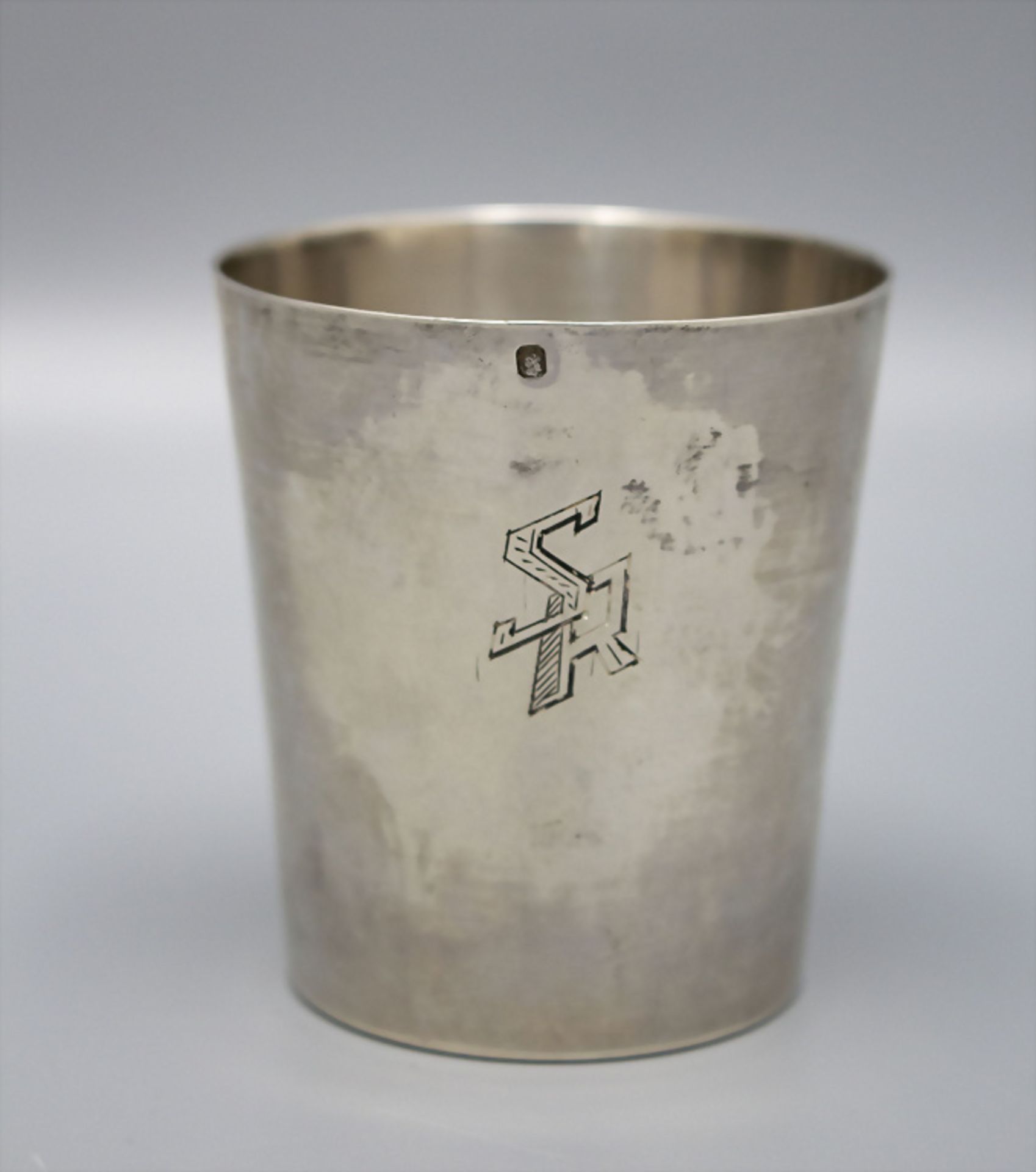 Jugendstil Becher mit Schwertlilien / An Art Nouveau silver beaker with lilies, Frankreich, um 1900 - Image 2 of 4