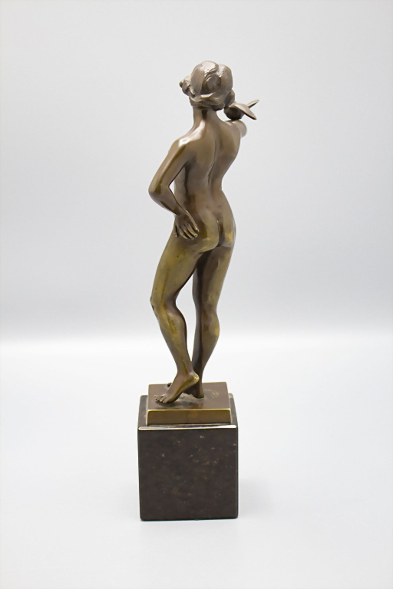 Jugendstil Bronzeplastik 'Stehender weiblicher Akt mit Taube' / An Art Nouveau bronze ... - Image 3 of 6