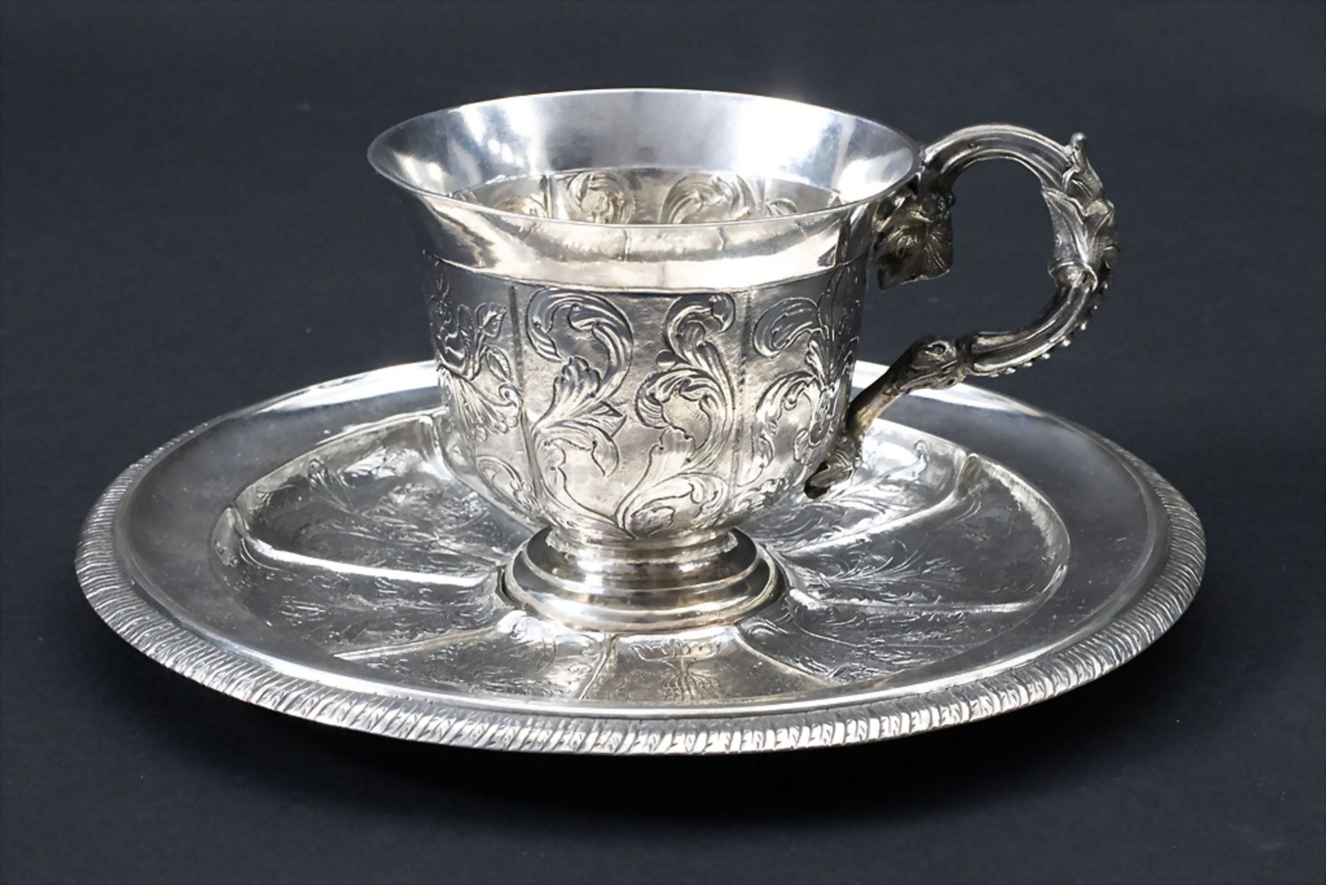 Kakaotasse auf Unterschale/Presentoir / A silver chocolate cup with saucer, Vatikanstadt ...
