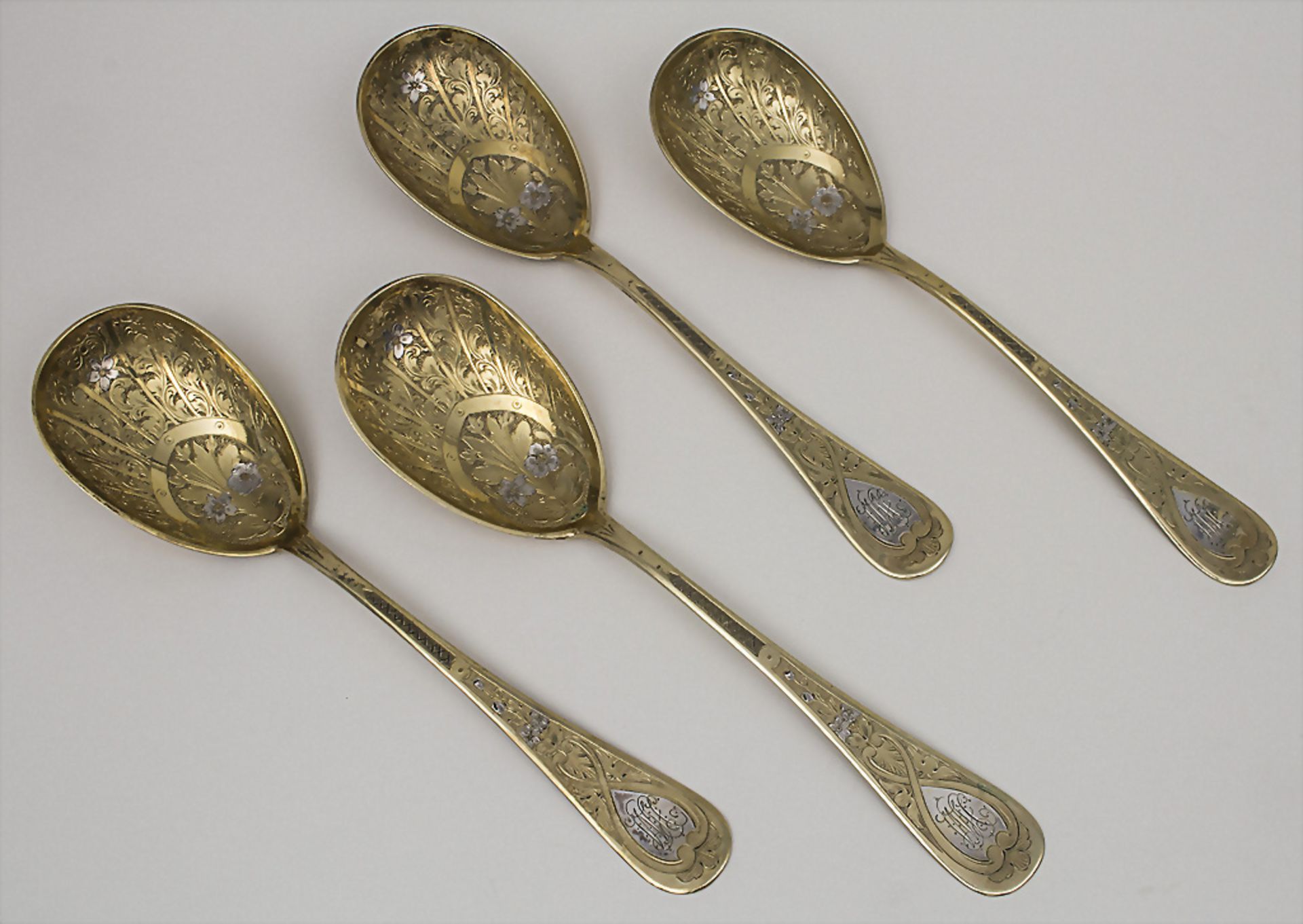 Vorlegebesteck im Etui / 4 serving spoons in a box, Bruckmann & Söhne, Heilbronn, um 1900