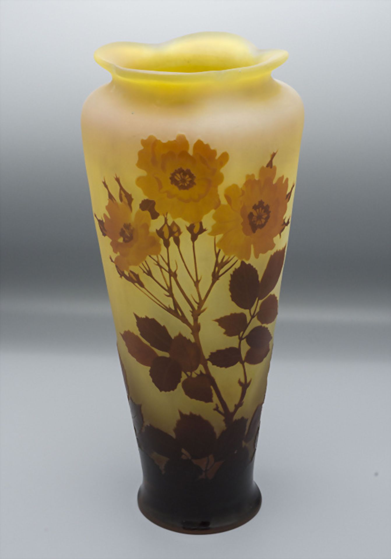 Jugendstil Vase mit Rosen / An Art Nouveau cameo glass vase with roses, Emile Gallé, École de ...