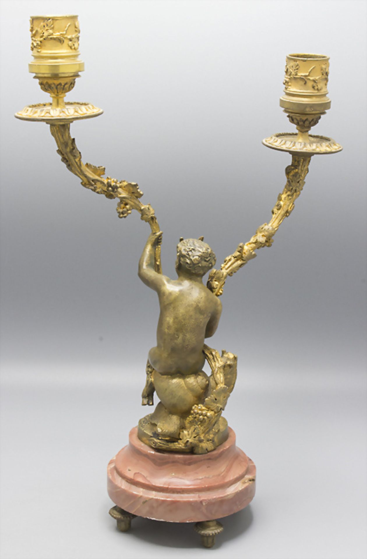Paar figürliche Bronzeleuchter / A pair of figural candleholders with a girl and a faun on ... - Bild 5 aus 6