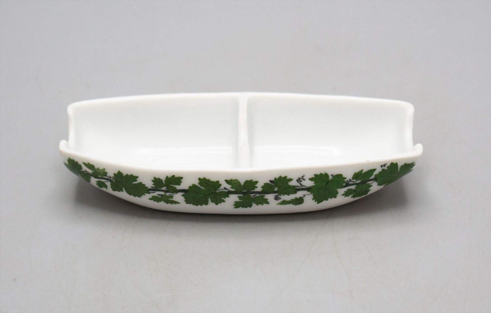 Ablageschälchen mit Weinranken / A small dish with green vine tendrils, Meissen, Mitte 19. Jh.