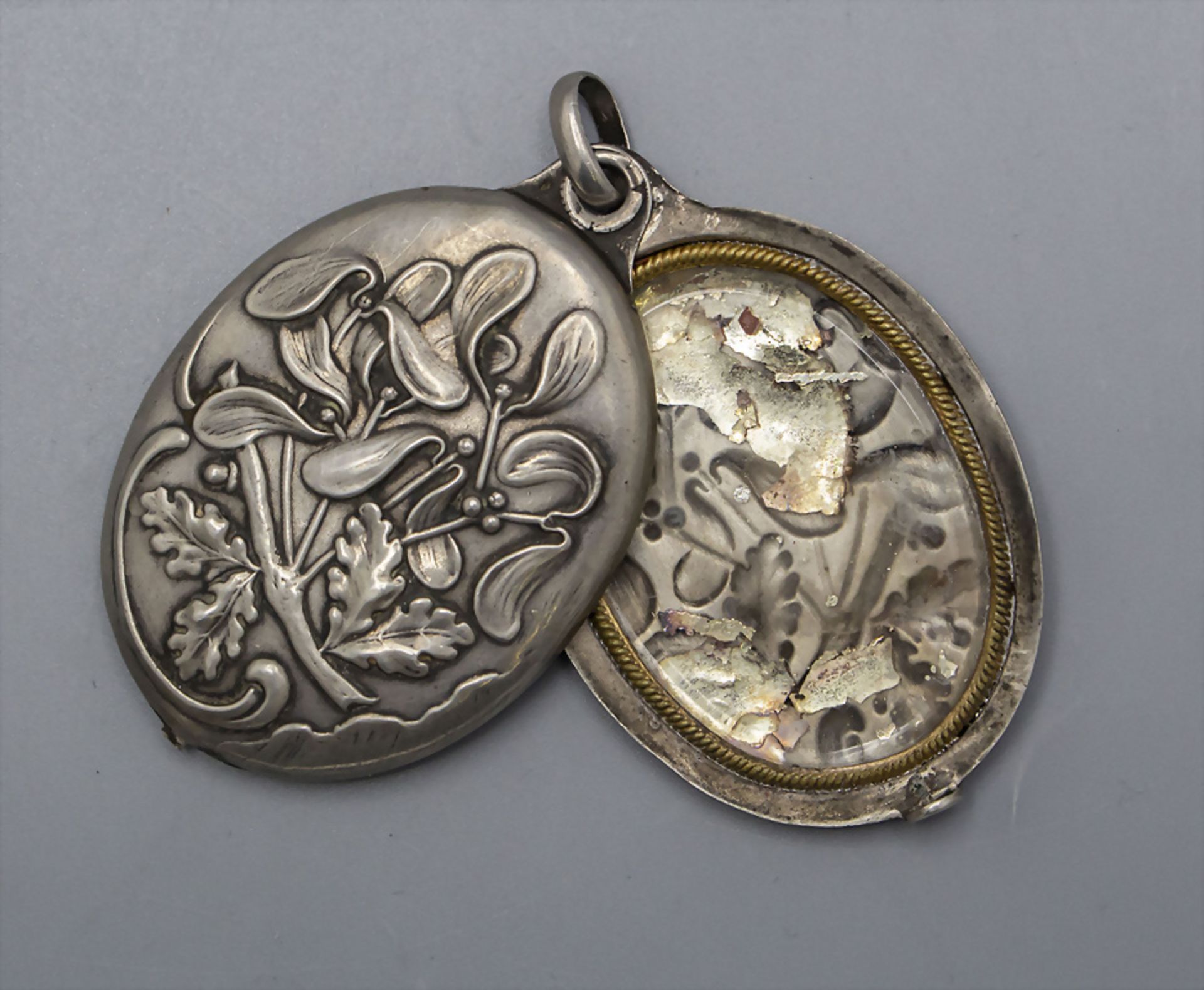 Jugendstil Medaillon mit Eichenzweig und Misteln / An Art Nouveau silver medallion with oak ...