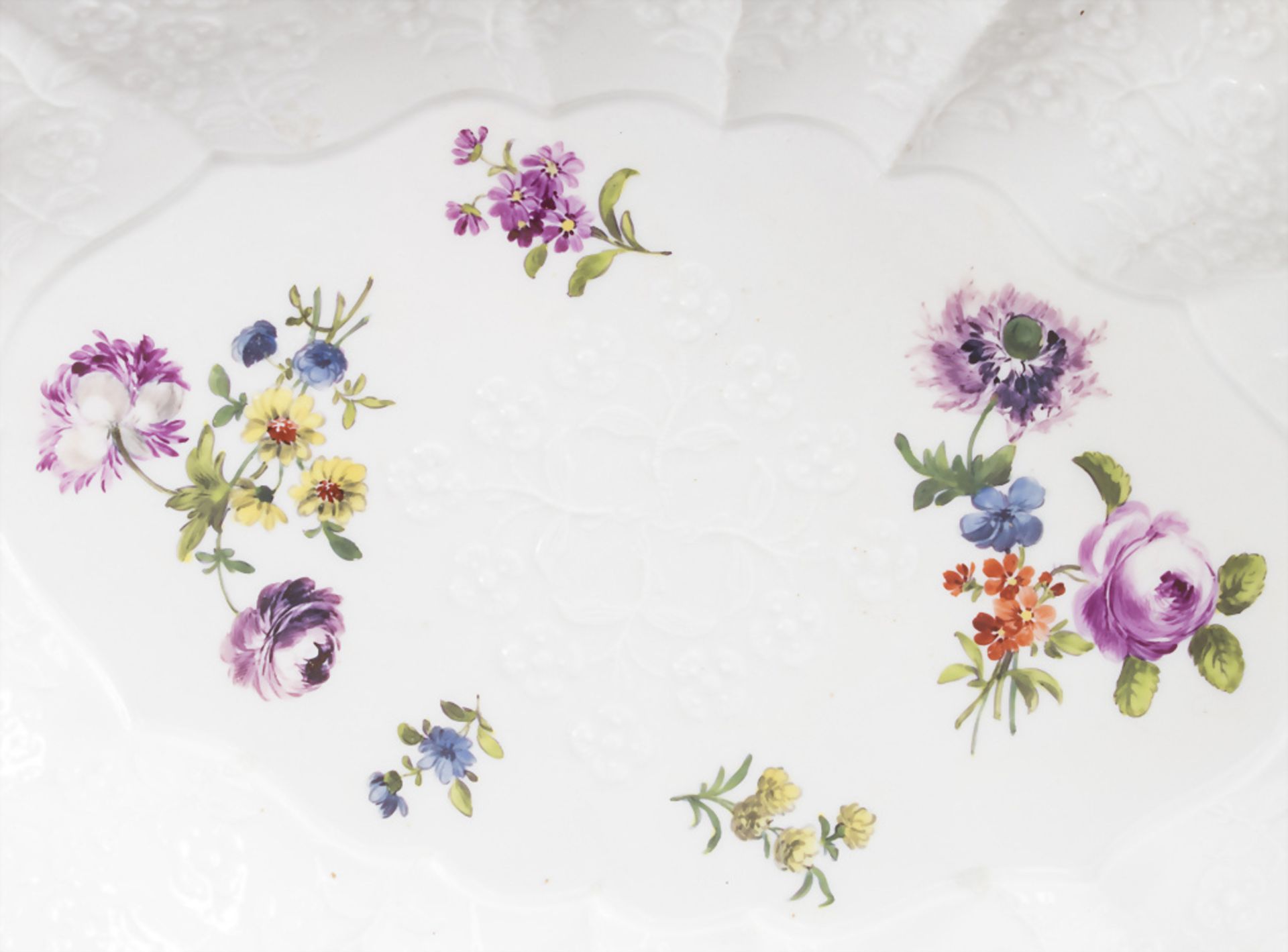 Paar Schalen mit erhabenen Blumen / A pair of bowls with raised flowers, Meissen, um 1745 - Bild 4 aus 5