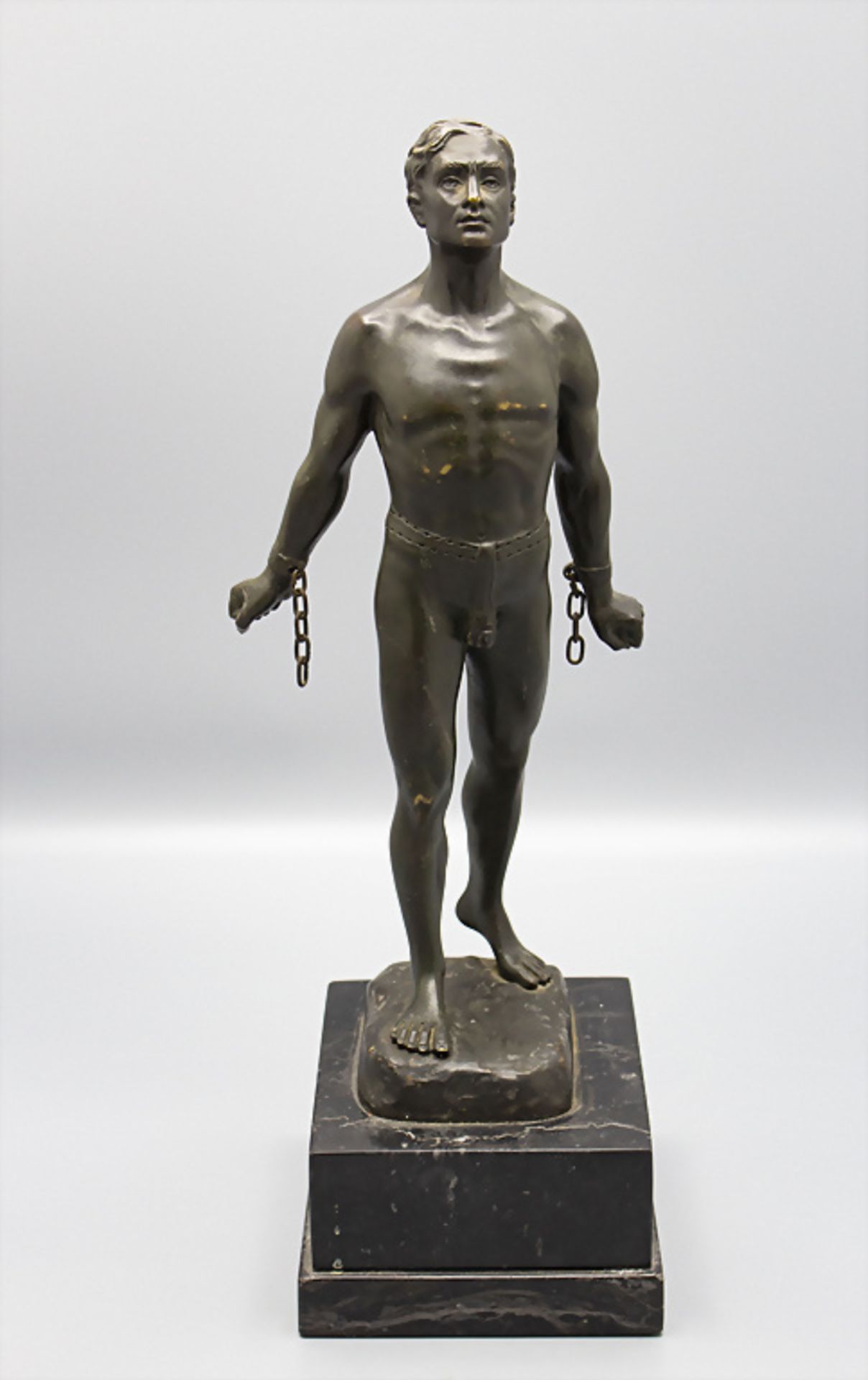 Athlet mit Ketten / A bronze figure of an athlet with chains, 20. Jh.