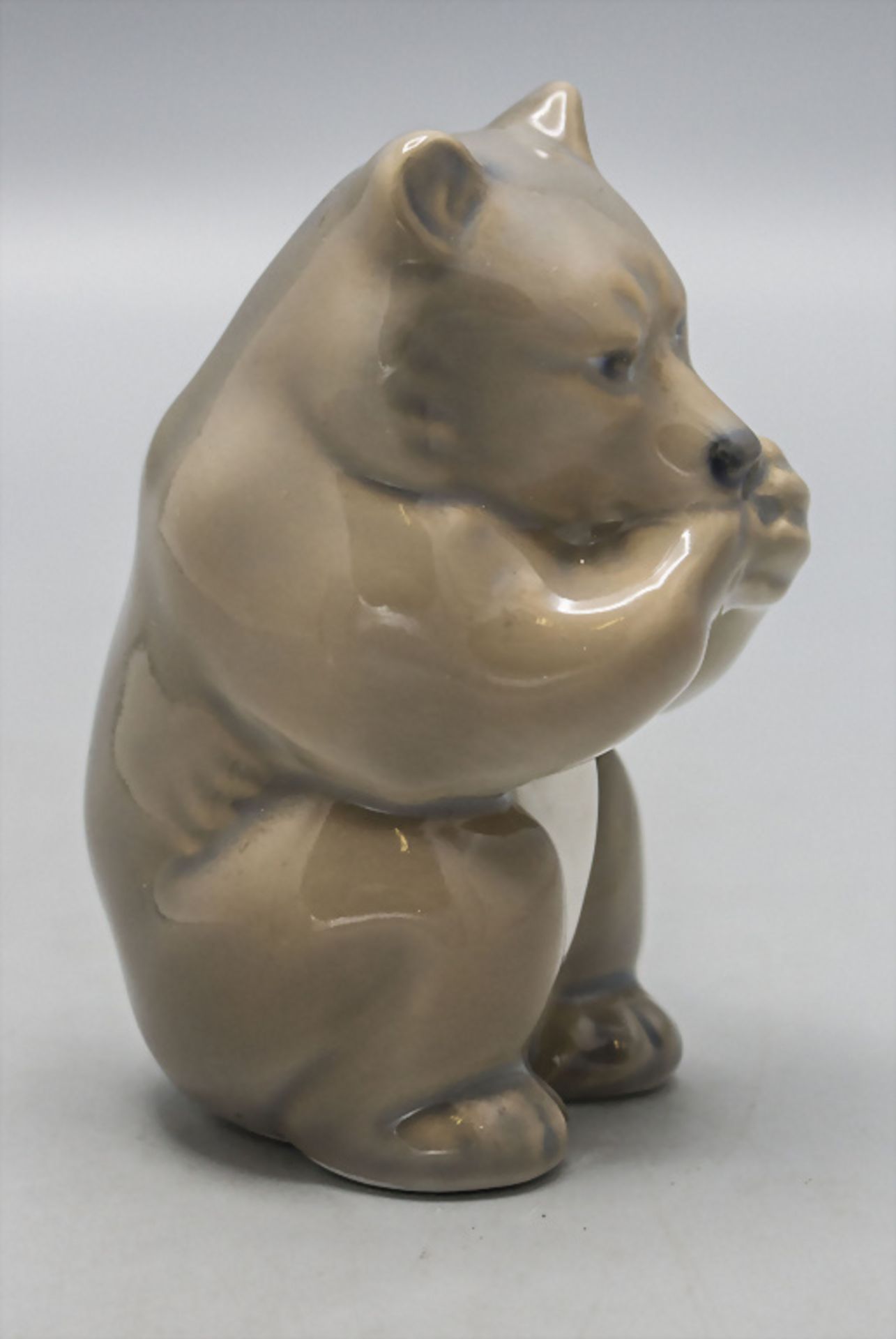 Kleiner fressender Bär / A bear cup eating, Knud Kyhn, Royal Copenhagen, Mitte 20. Jh. - Bild 2 aus 4