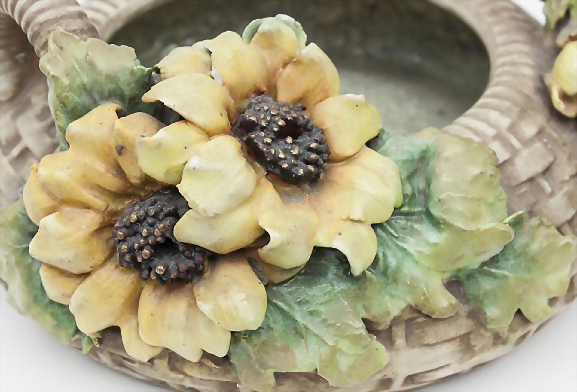 3 Jugendstil-Korbschalen mit Sonnenblumen/3 Art Nouveau Ceramic Baskets with Sunflowers, ... - Bild 3 aus 4