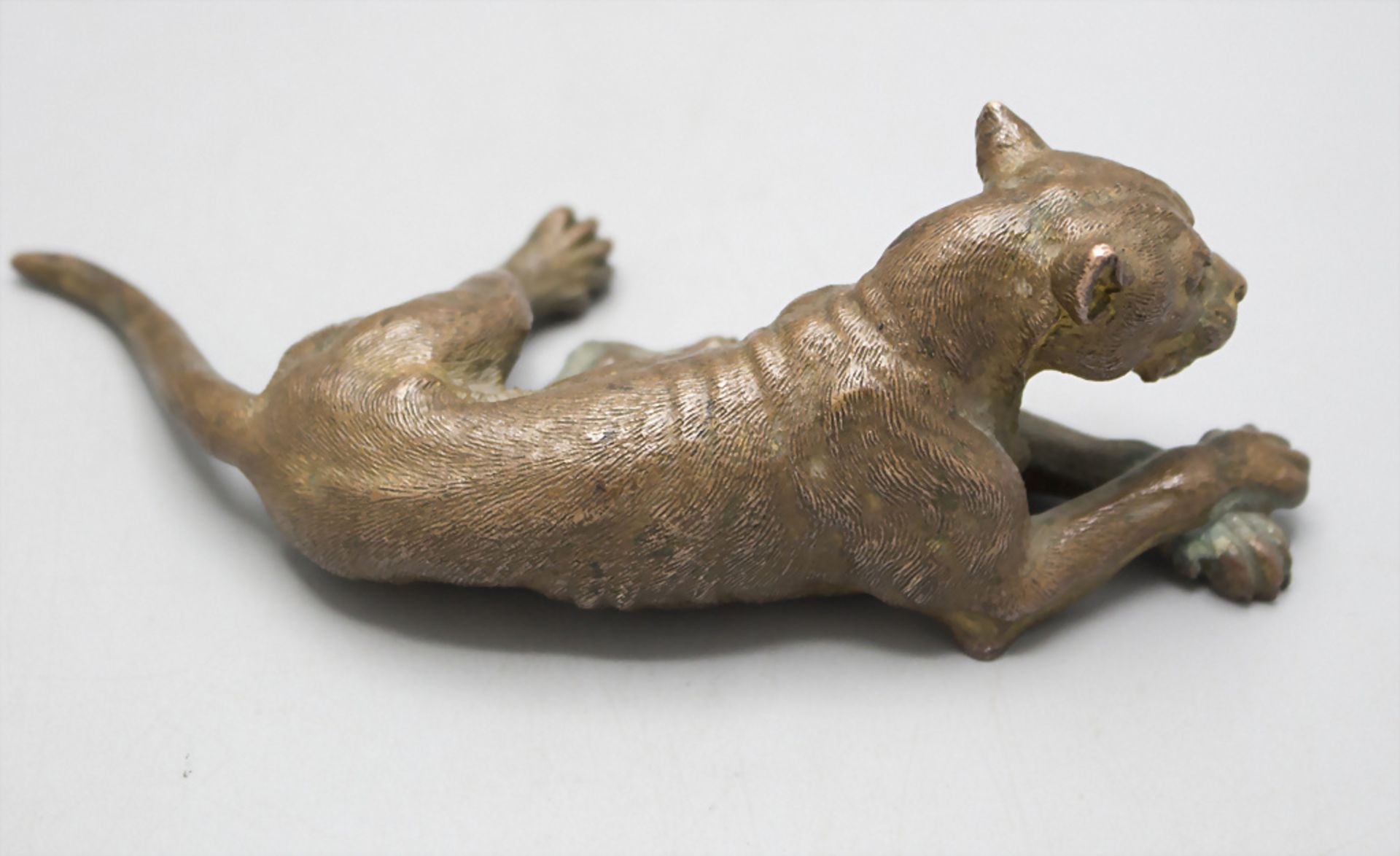 Bronzefigur einer liegenden Raubkatze / Puma / A bronze figure of a lying big cat, wohl Wien, ... - Image 2 of 3