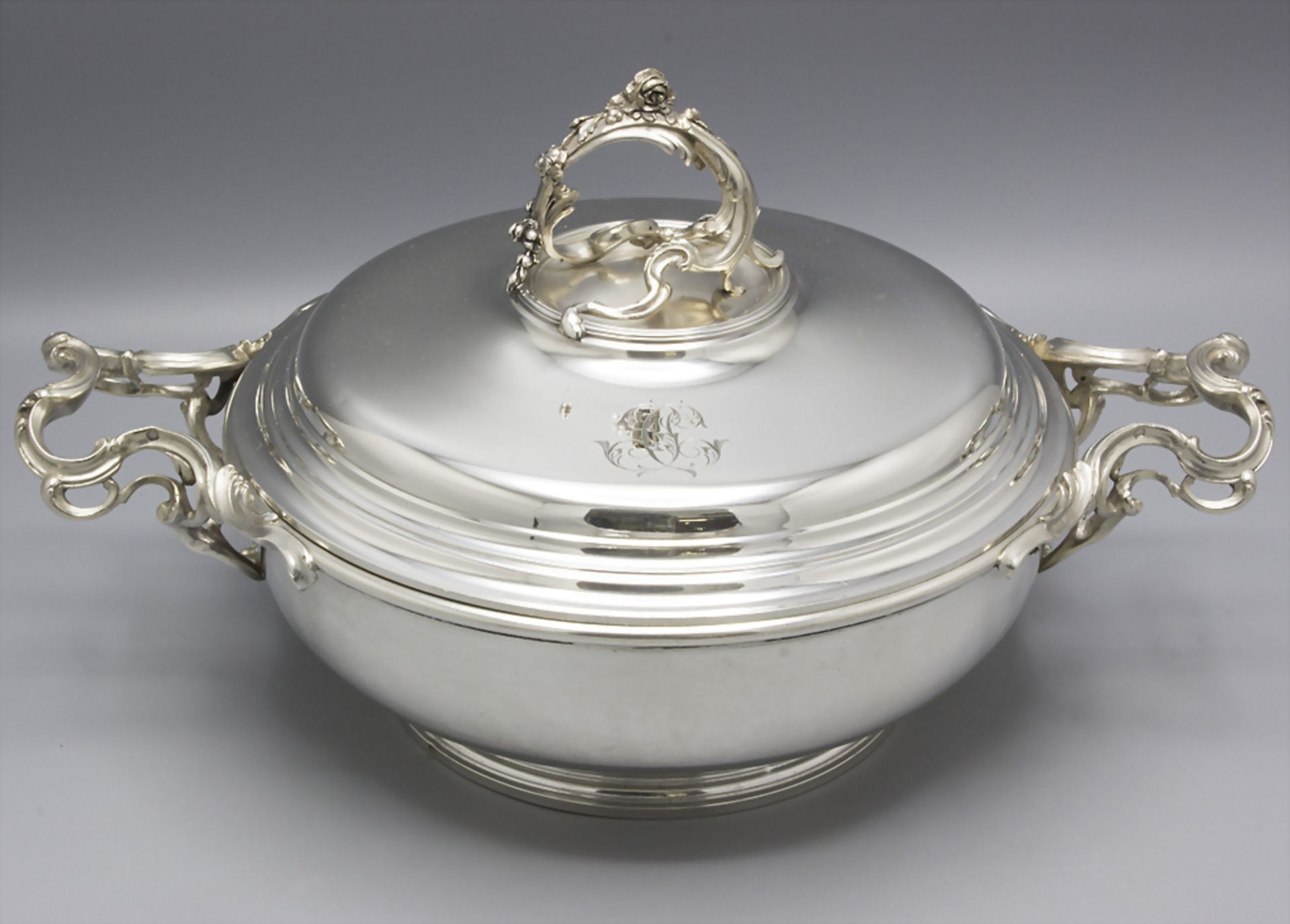 Legumier / Wöchnerinnenschüssel / A silver vegetable tureen cover, Alphonse DEBAIN, Paris, um 1890