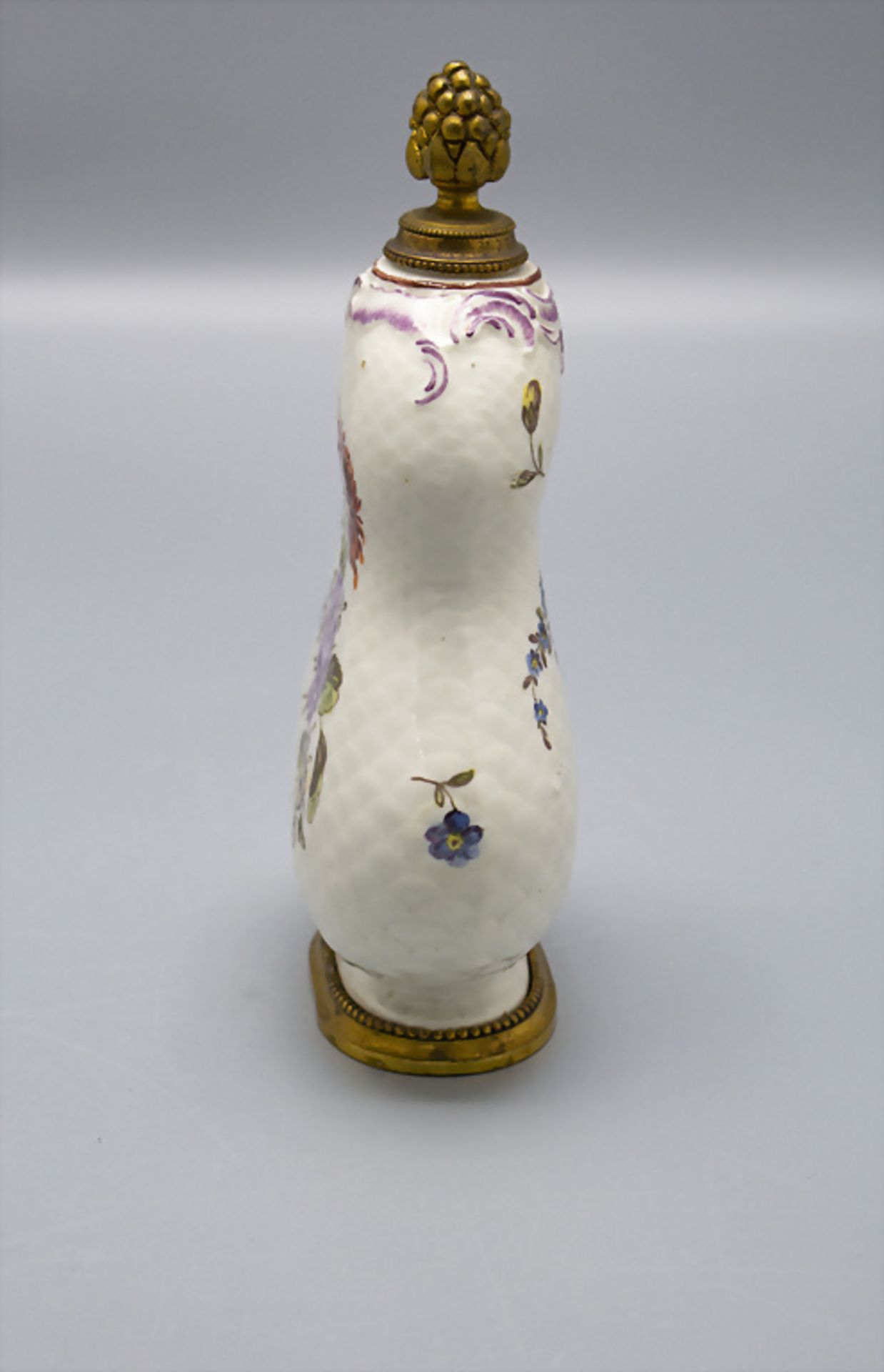 Großer Porzellanflakon / A large porcelain bottle with bronze mount, Ludwigsburg, Mitte 18. Jh. - Image 2 of 6