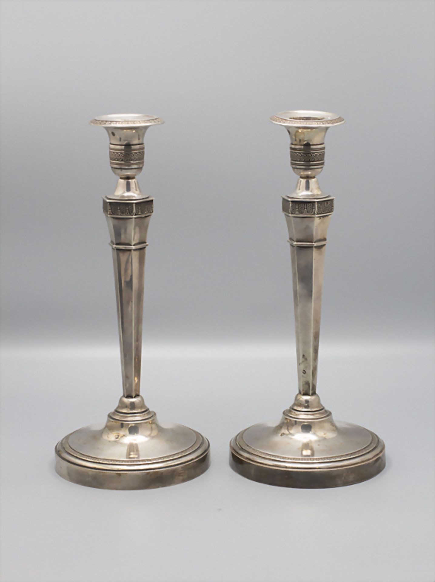 Paar Empire Kerzenleuchter / Paire de bougoirs Empire en argent massif / A pair of silver ...