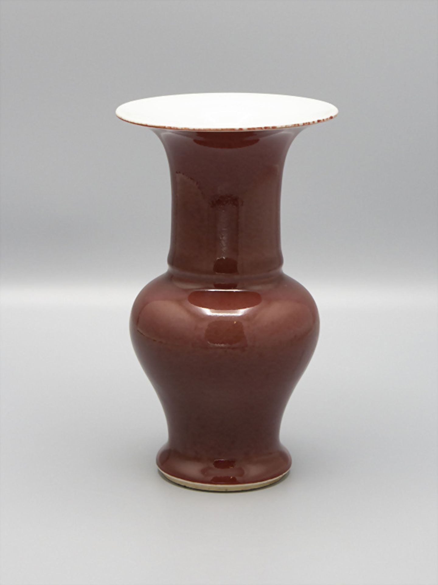 Kleine Ochsenblut Vase / A small 'Sang de Boeuf' vase, China, 18.-19. Jh. - Bild 2 aus 4