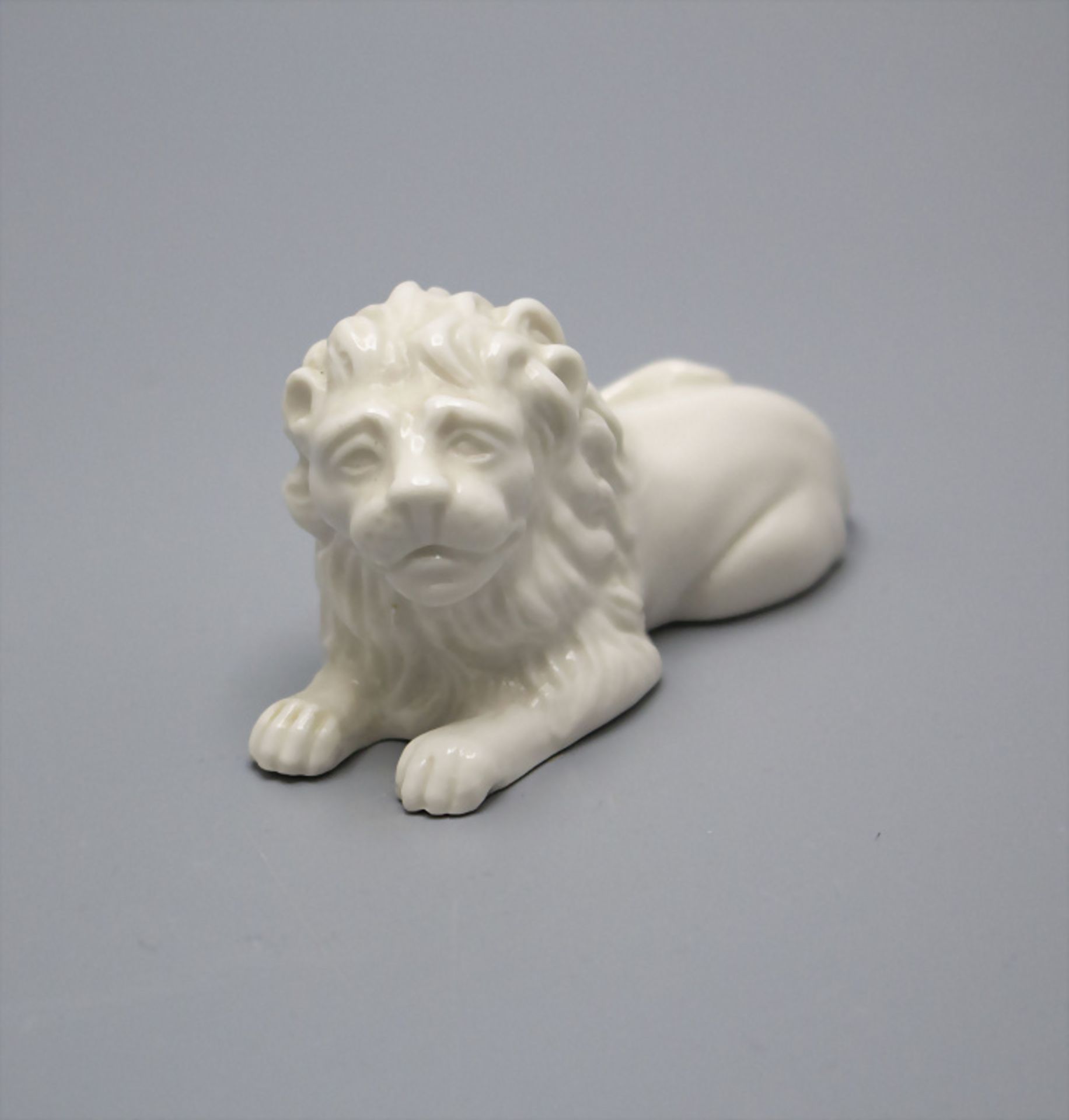 Kleine Tierplastik 'Liegender Löwe' / A small animal sculpture of a lion, Nymphenburg, 2. ... - Image 2 of 4