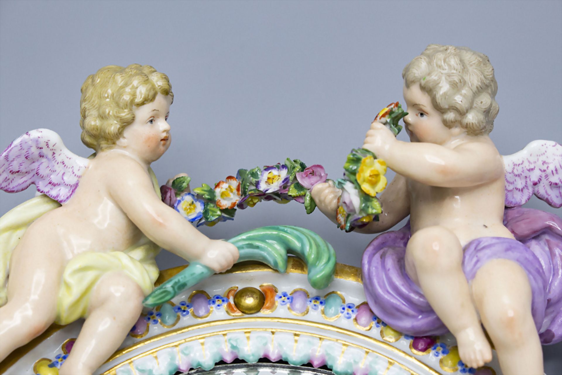 Ovaler Spiegel mit 2 Putten / An oval mirror with 2 cherubs, Meissen, Mitte 19. Jh. - Image 2 of 5