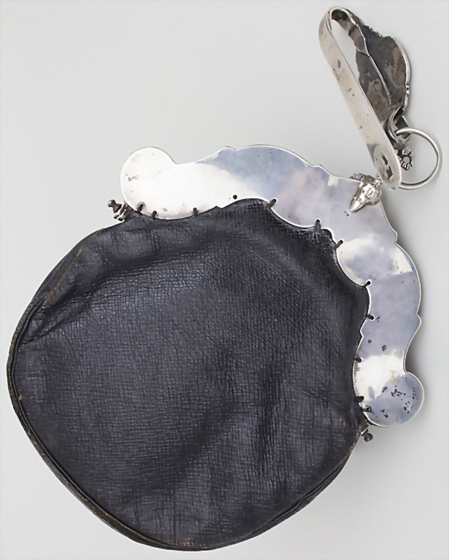 Ledertasche mit Silbermontur und -halter / A leather bag, Amsterdam, 18. Jh. - Image 2 of 8