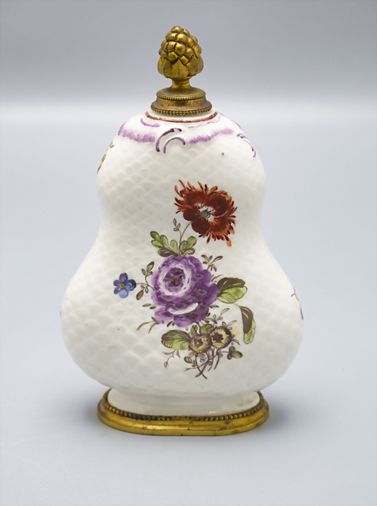 Großer Porzellanflakon / A large porcelain bottle with bronze mount, Ludwigsburg, Mitte 18. Jh.