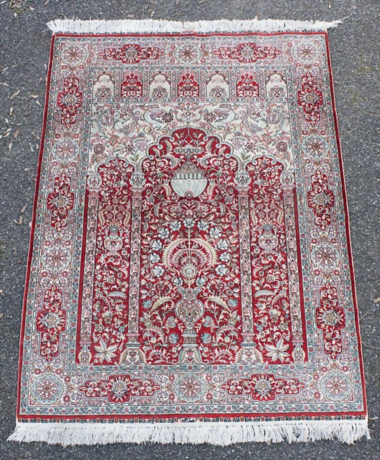 Gebetsteppich / A silk prayer rug