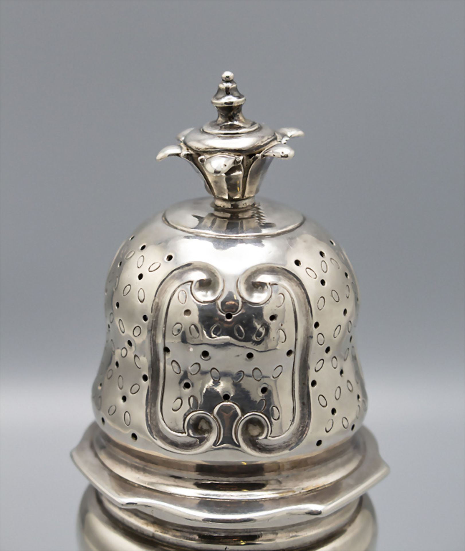 Barock Zuckerstreuer / Poudreuses à sucre en argent / A Baroque silver sugar shaker, ... - Image 4 of 6