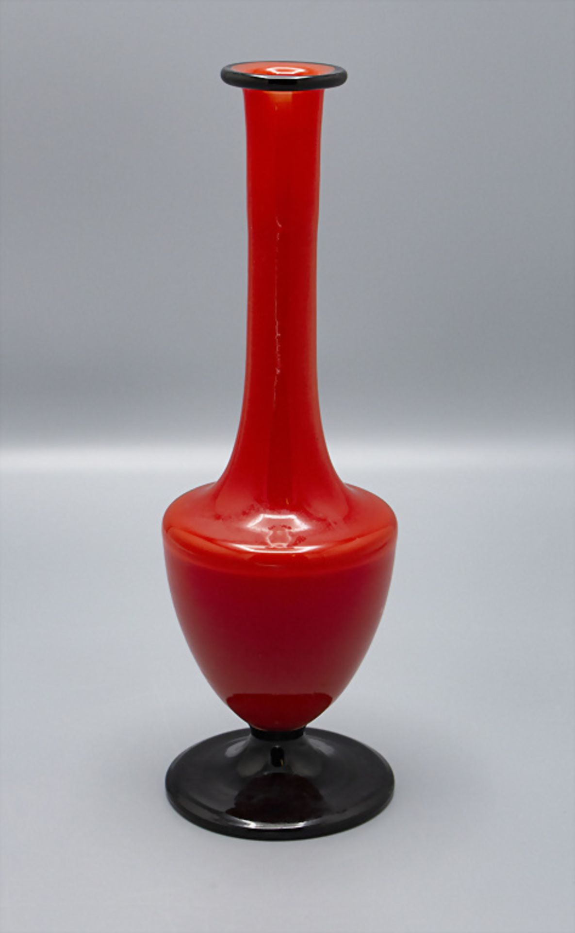 Langhalsvase / A long neck glass vase, 20. Jh.