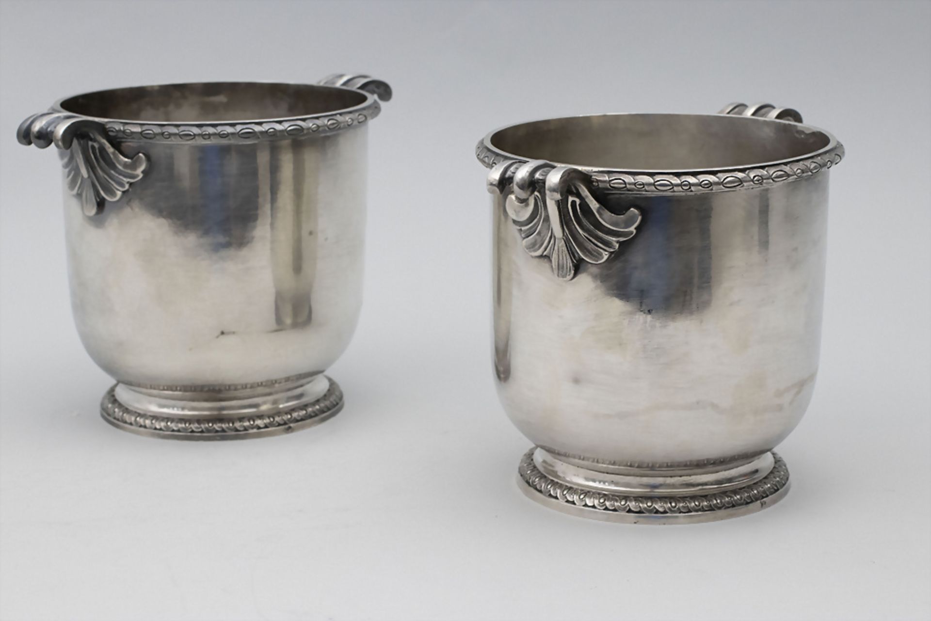 Paar Cachepots / Blumenübertöpfe / A pair of silver flowerpots, Frankreich, 19. Jh.