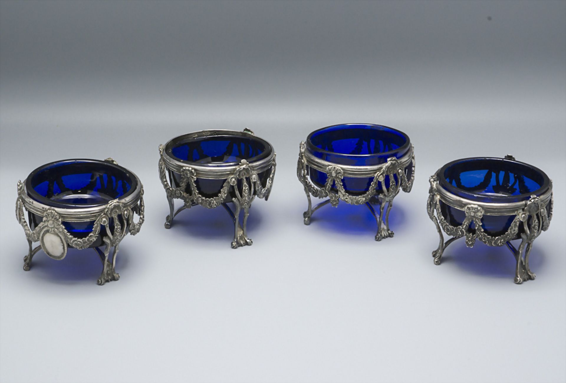 4 Louis XV Salieren / 4 salières en argent et verre / A set of 4 salt cellars, Nicolas Pigeon, ...