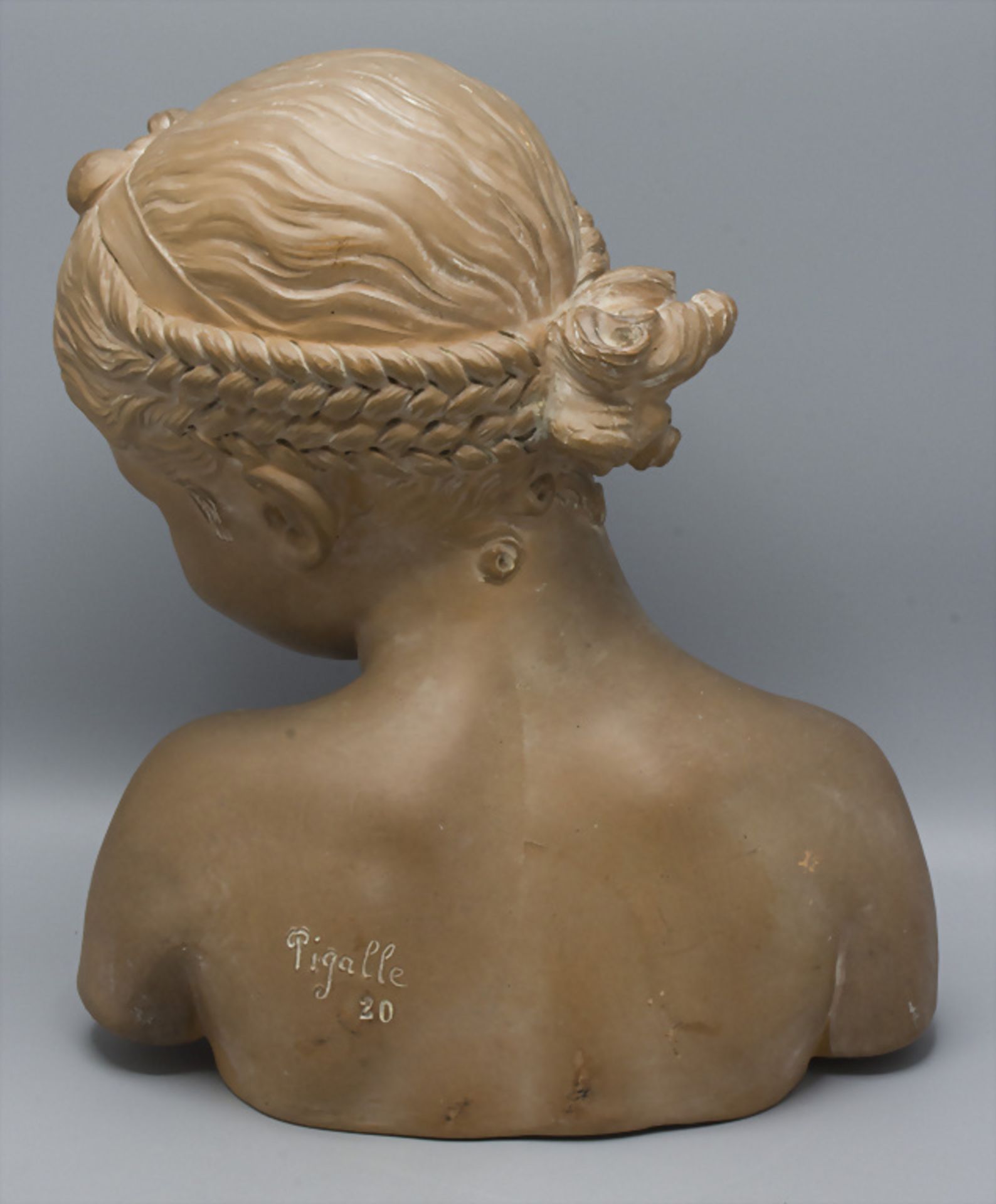 Mädchenbüste / A terracotta bust of a girl, Pigalle, Frankreich, um 1920 - Image 4 of 9