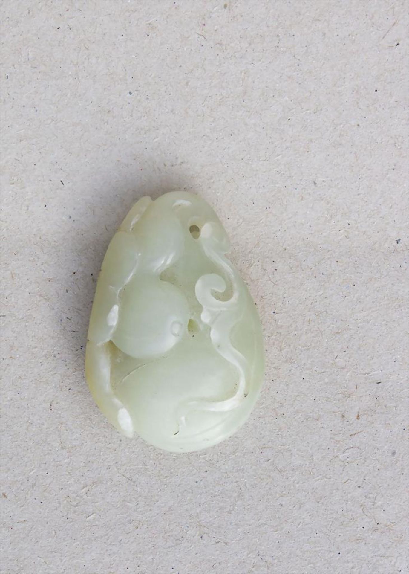 Jade Anhänger 'Flaschenkürbis' / A jade pendant 'bottle gourd', China, Qing-Zeit, 19.-20. Jh.