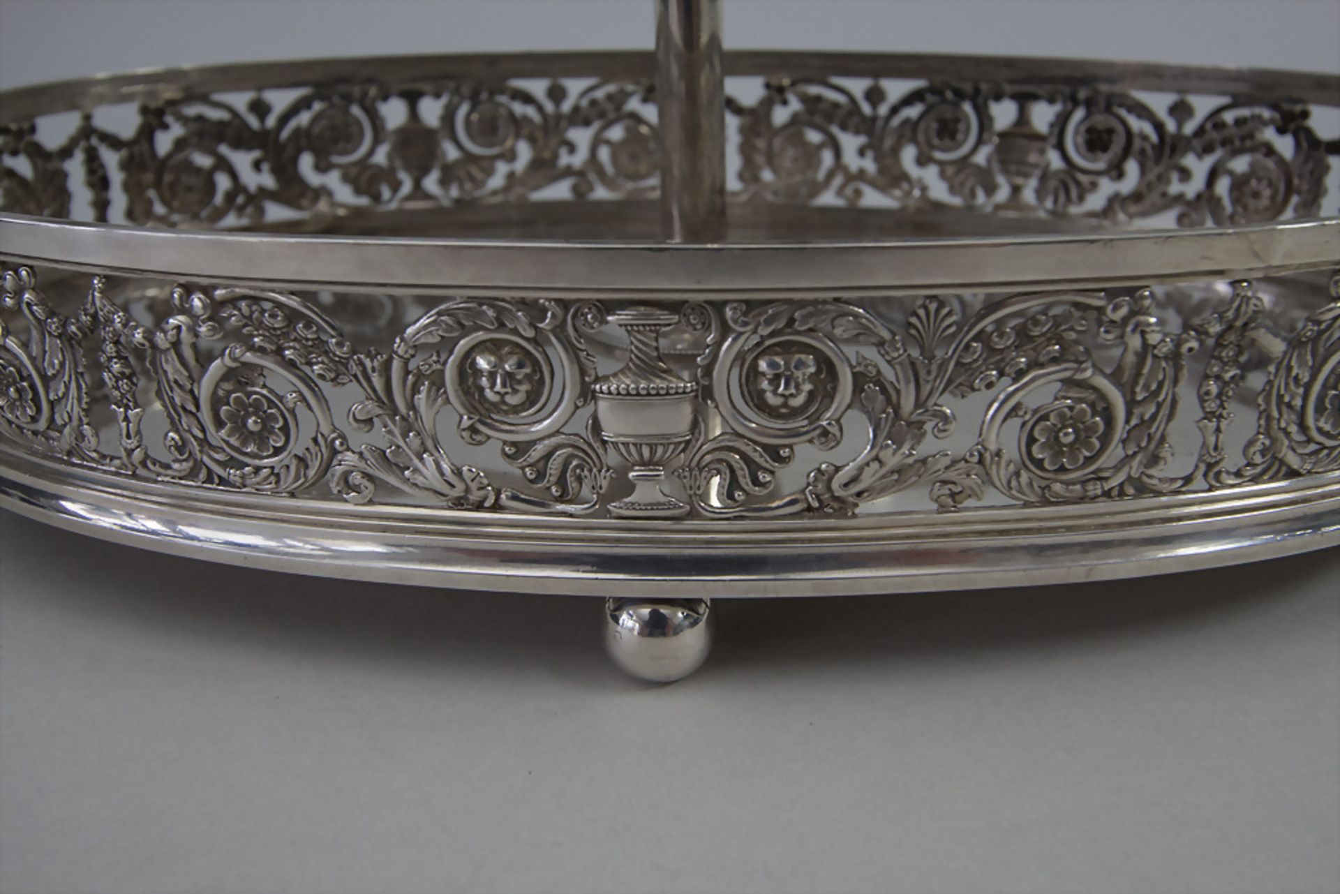 Empire Menage (Huiliere) / An Empire silver cruet stand, Belgien, um 1820 - Image 7 of 10