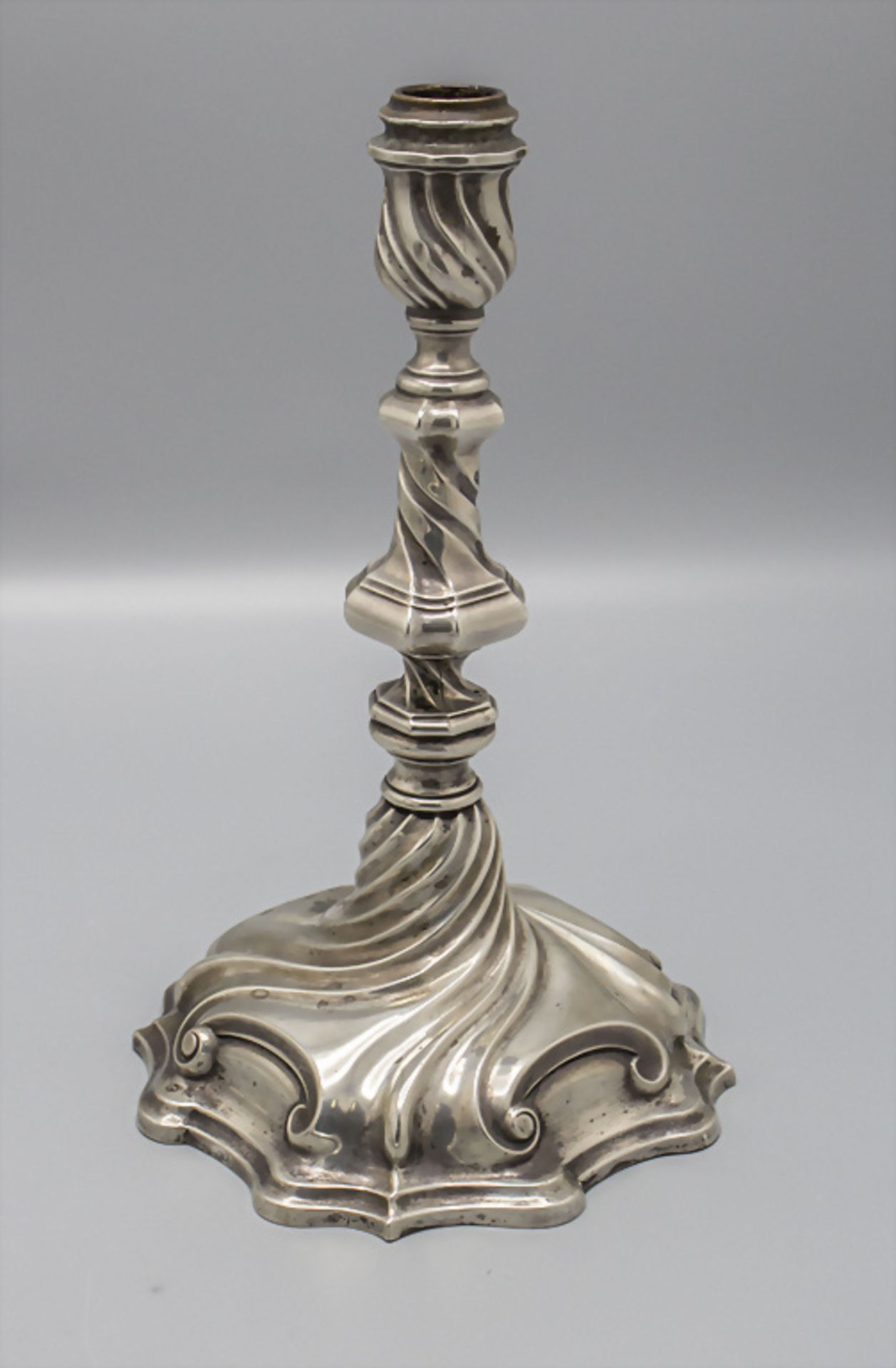 Paar Rokoko Kerzenleuchter / A pair of Rococo silver candlesticks, deutsch, 18.-19. Jh. - Bild 3 aus 6