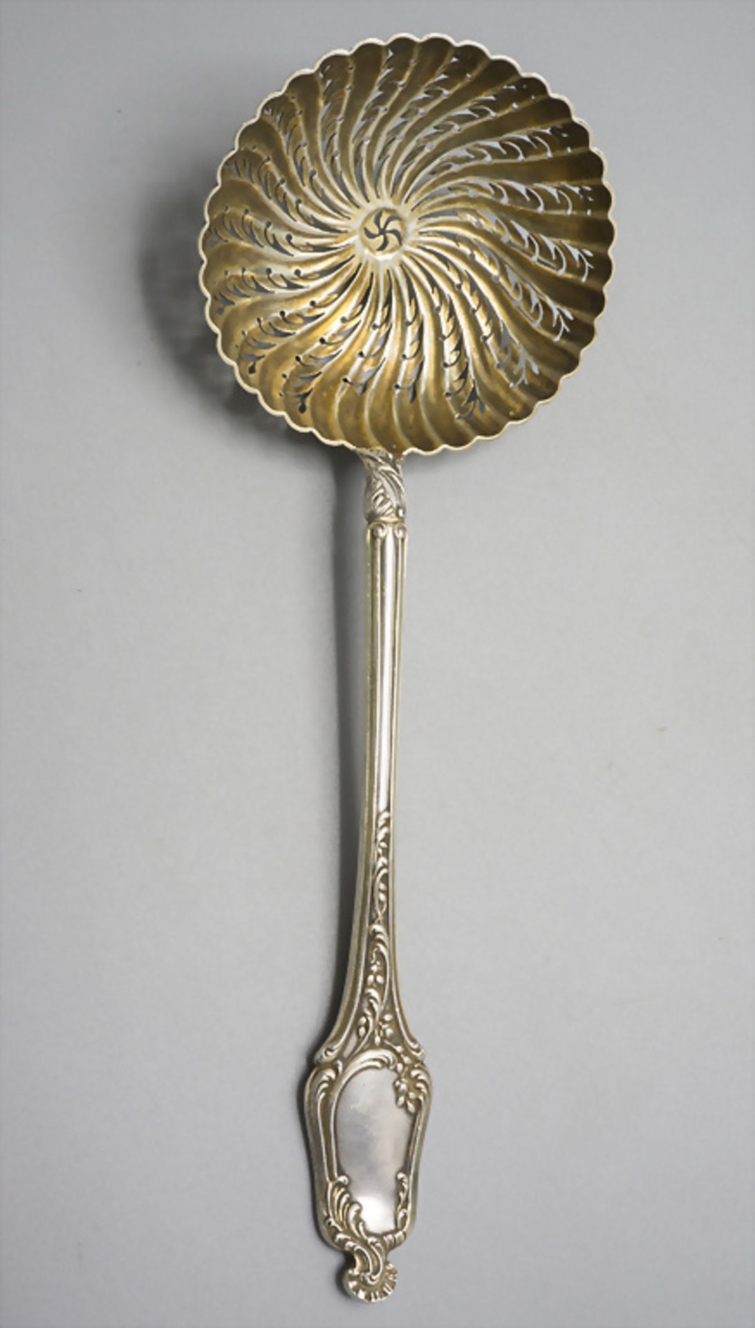 Zuckerstreulöffel / Cuillère à sucre / Saupoudreuse / A silver sugar-sprinkler spoon, Paris, ...