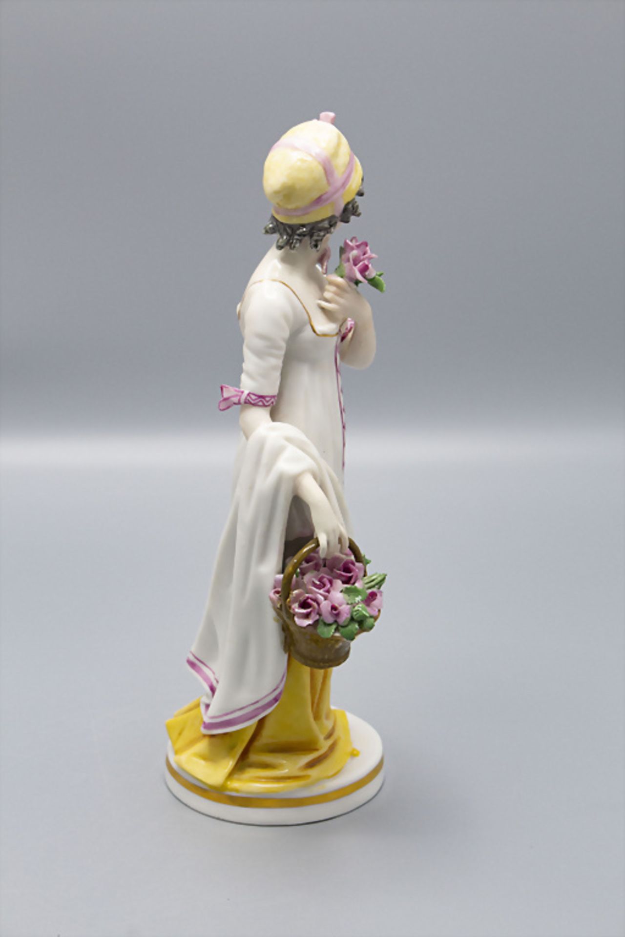 Jugendstil Figur 'Junge Dame mit Blumenkorb' / An Art Nouveau porcelain figure of a young lady ... - Image 4 of 6