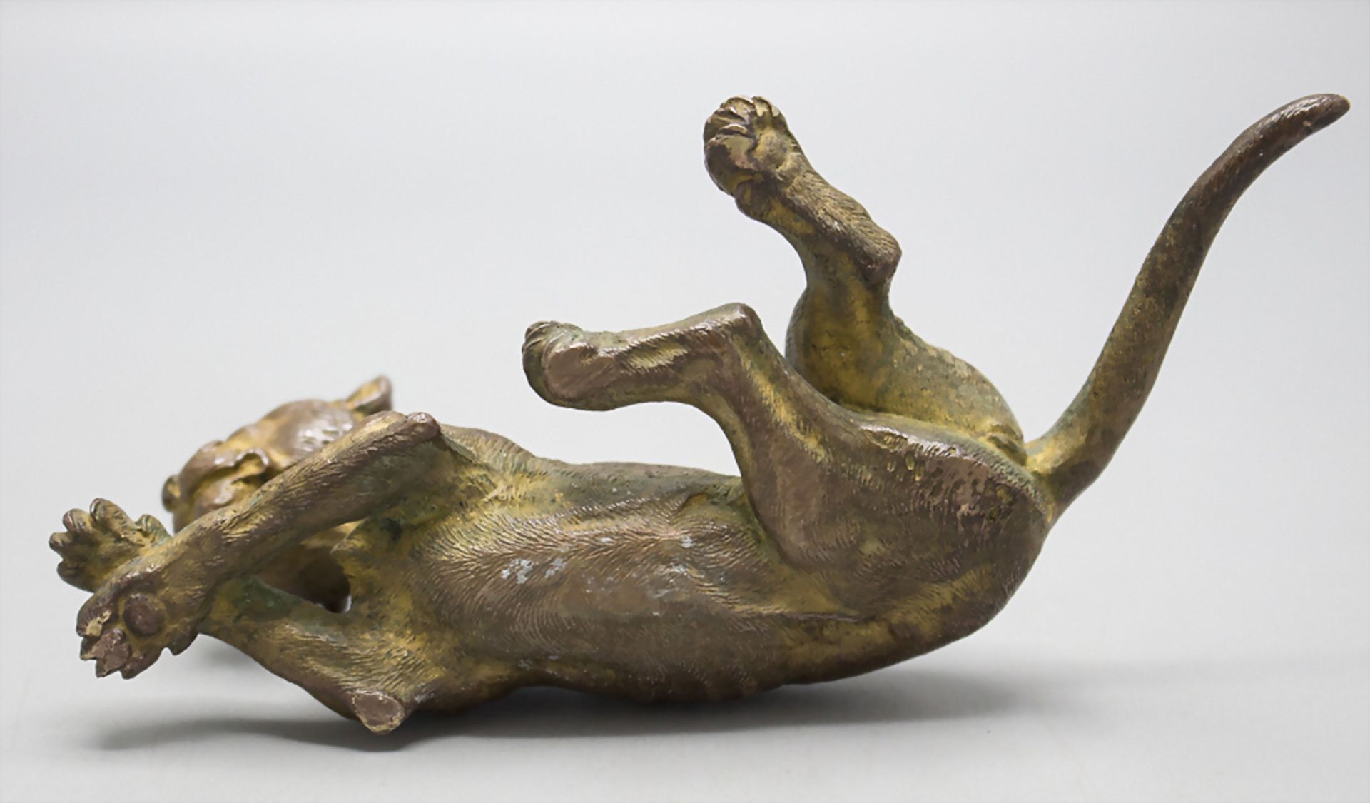 Bronzefigur einer liegenden Raubkatze / Puma / A bronze figure of a lying big cat, wohl Wien, ... - Image 3 of 3