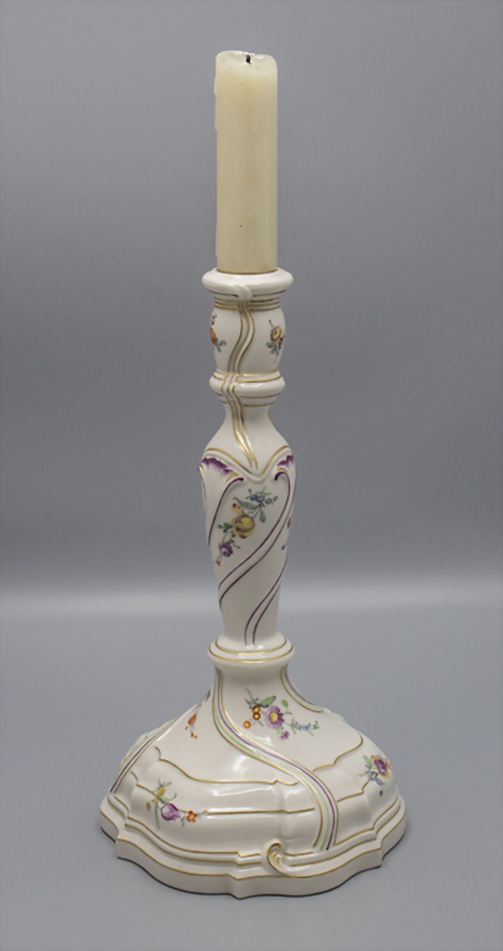 Großer Kerzenleuchter mit Blumenmalerei / A large candleholder with flowers, Nymphenburg, 1. ...