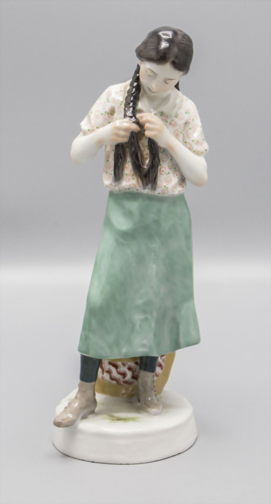 Jugendstil Figur 'Mädchen mit langen Zöpfen' / An Art Nouveau figure of a girl with long ...