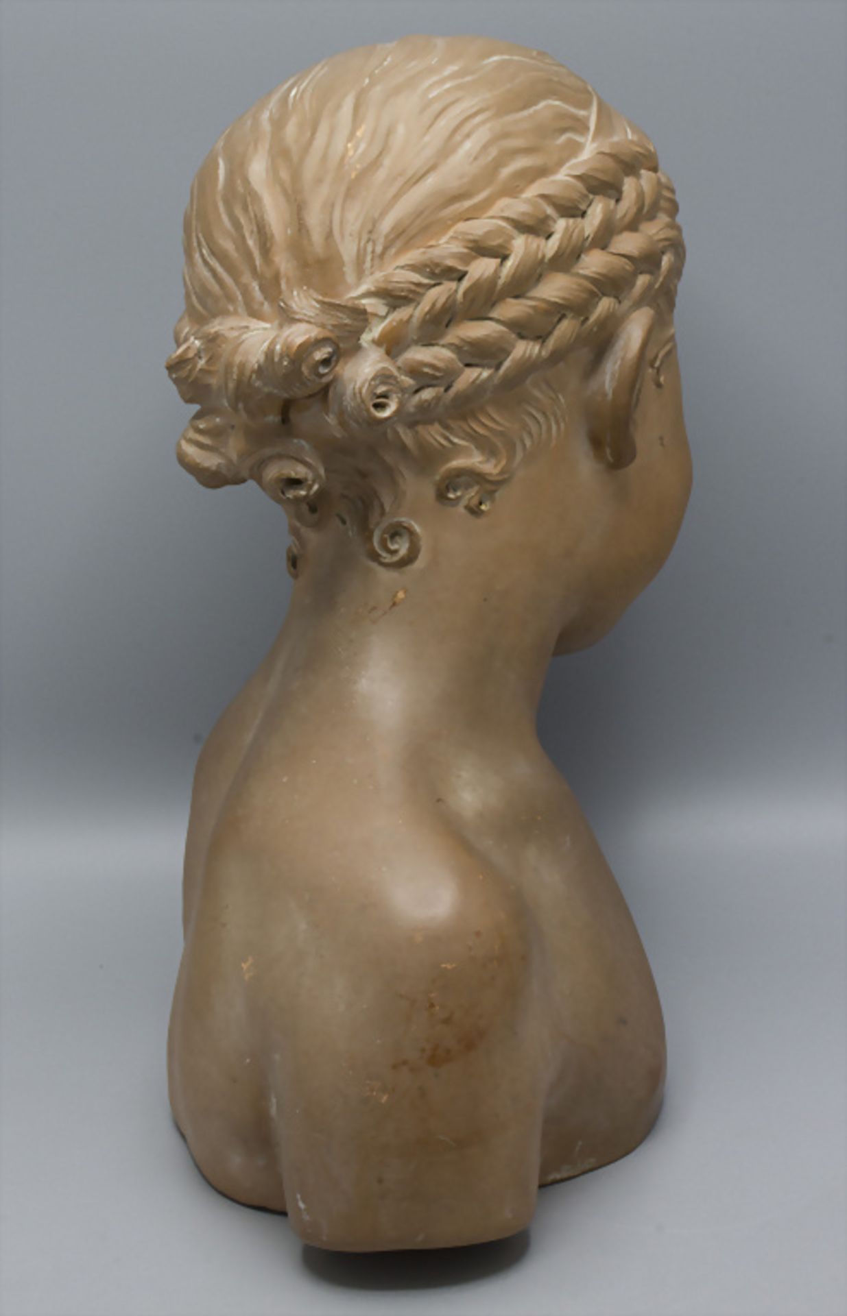 Mädchenbüste / A terracotta bust of a girl, Pigalle, Frankreich, um 1920 - Image 5 of 9