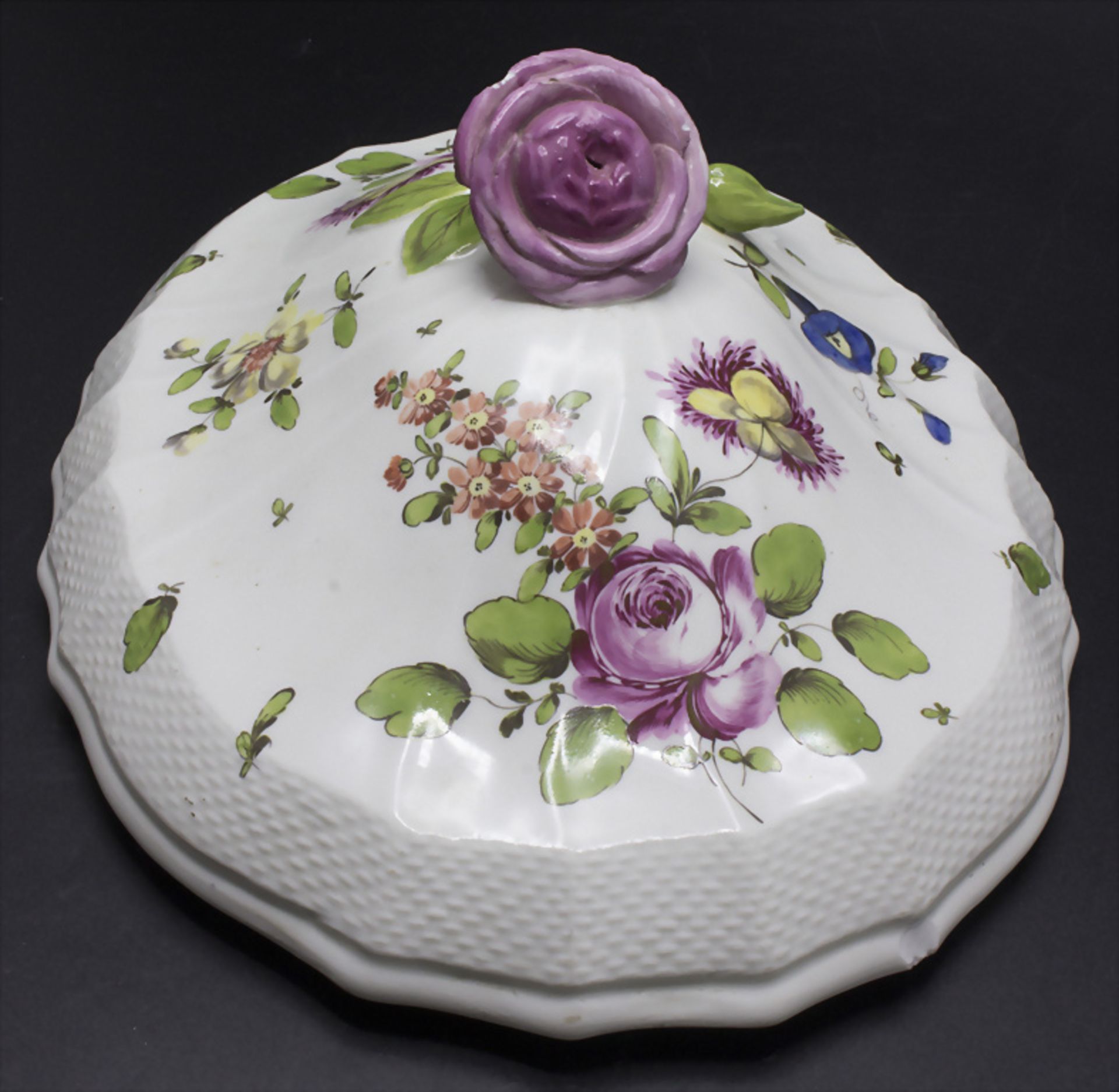 Große Deckelterrine mit Blumenmalerei / A covered tureen with flowers, Wien, 2. Hälfte 18. Jh. - Bild 6 aus 14